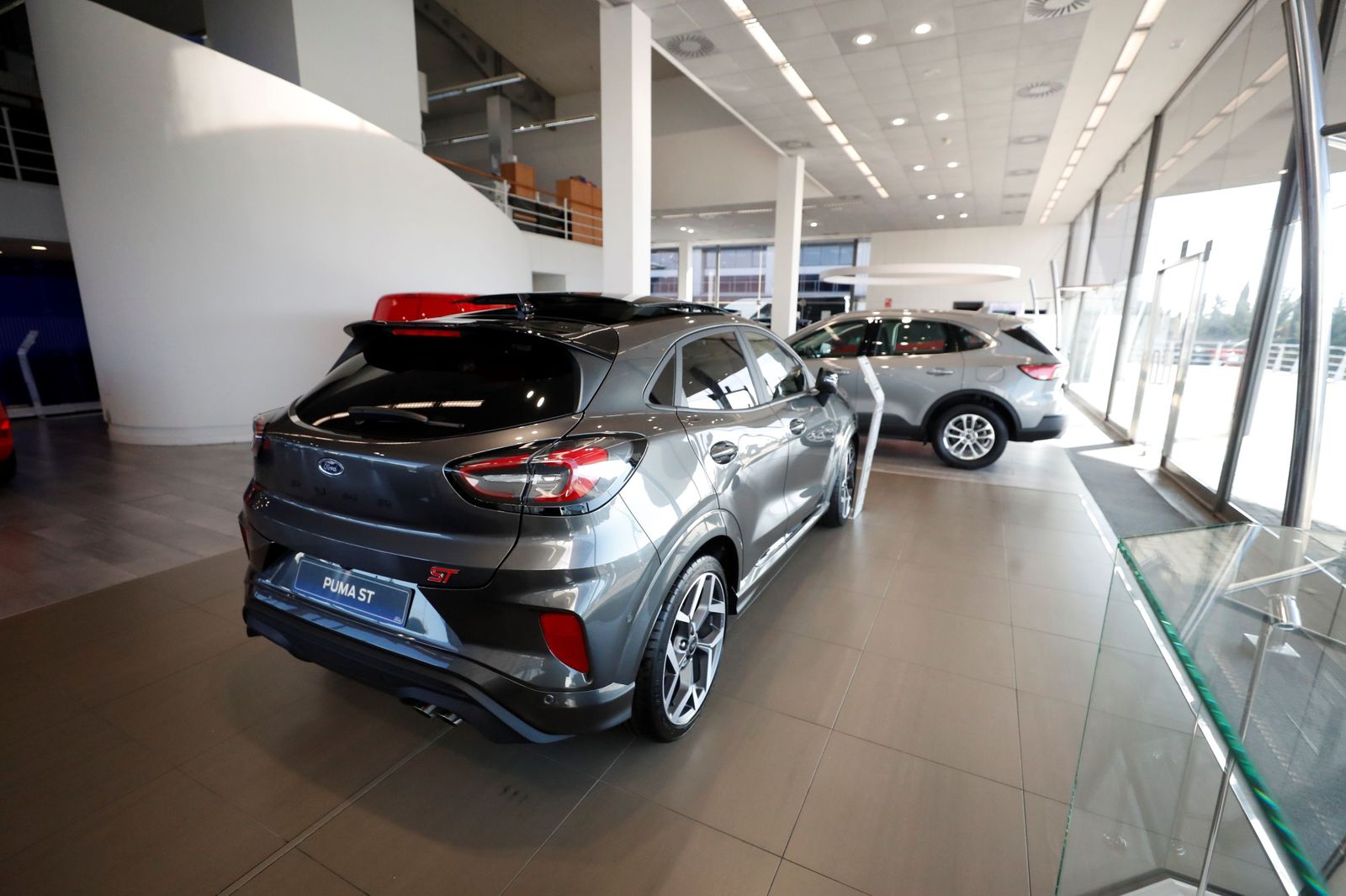 Vista de varios vehículos en venta expuestos en un concesionario  de coches de Madrid.