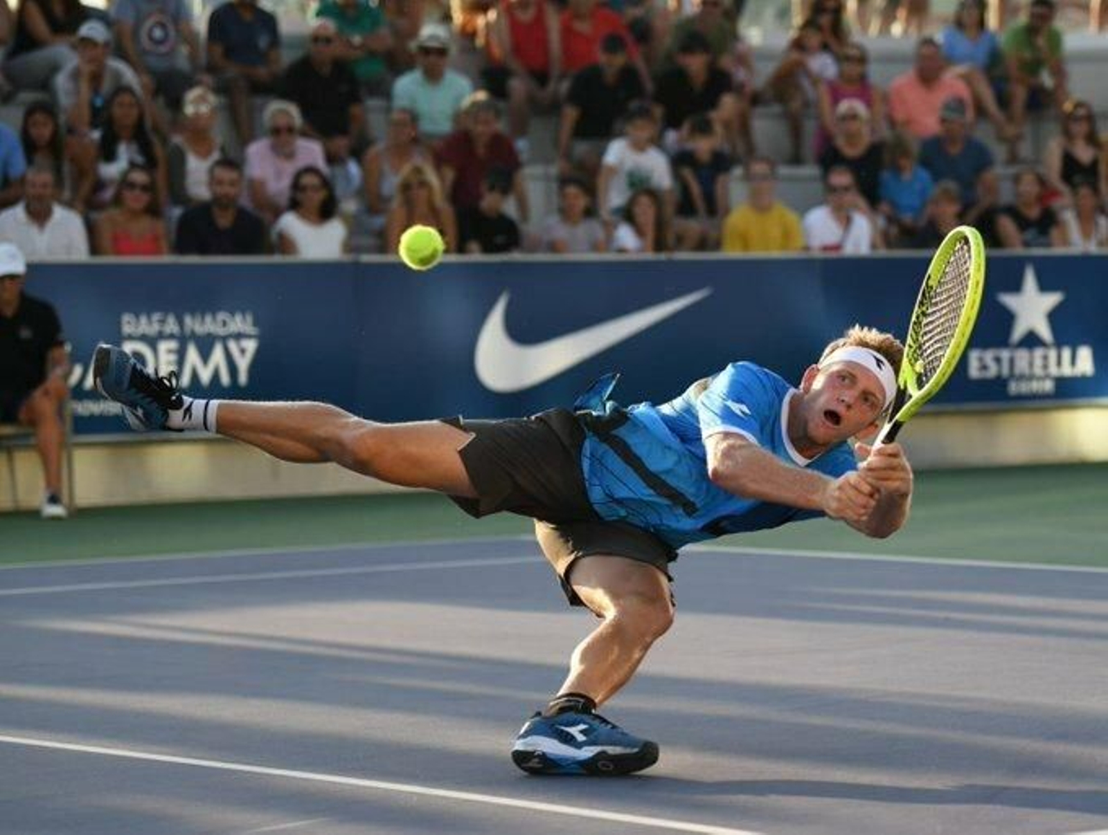 Alejandro Davidovich golpea de manera acrobática.