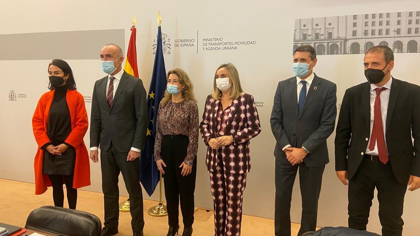 La ministra de Transportes Raquel Sánchez posa con la consejera de Fomento Marifrán Carazo y con el alcalde Antonio Muñoz y el delegado del Gobierno Pedro Fernández, junto con la secretaria de Estado de Transportes.