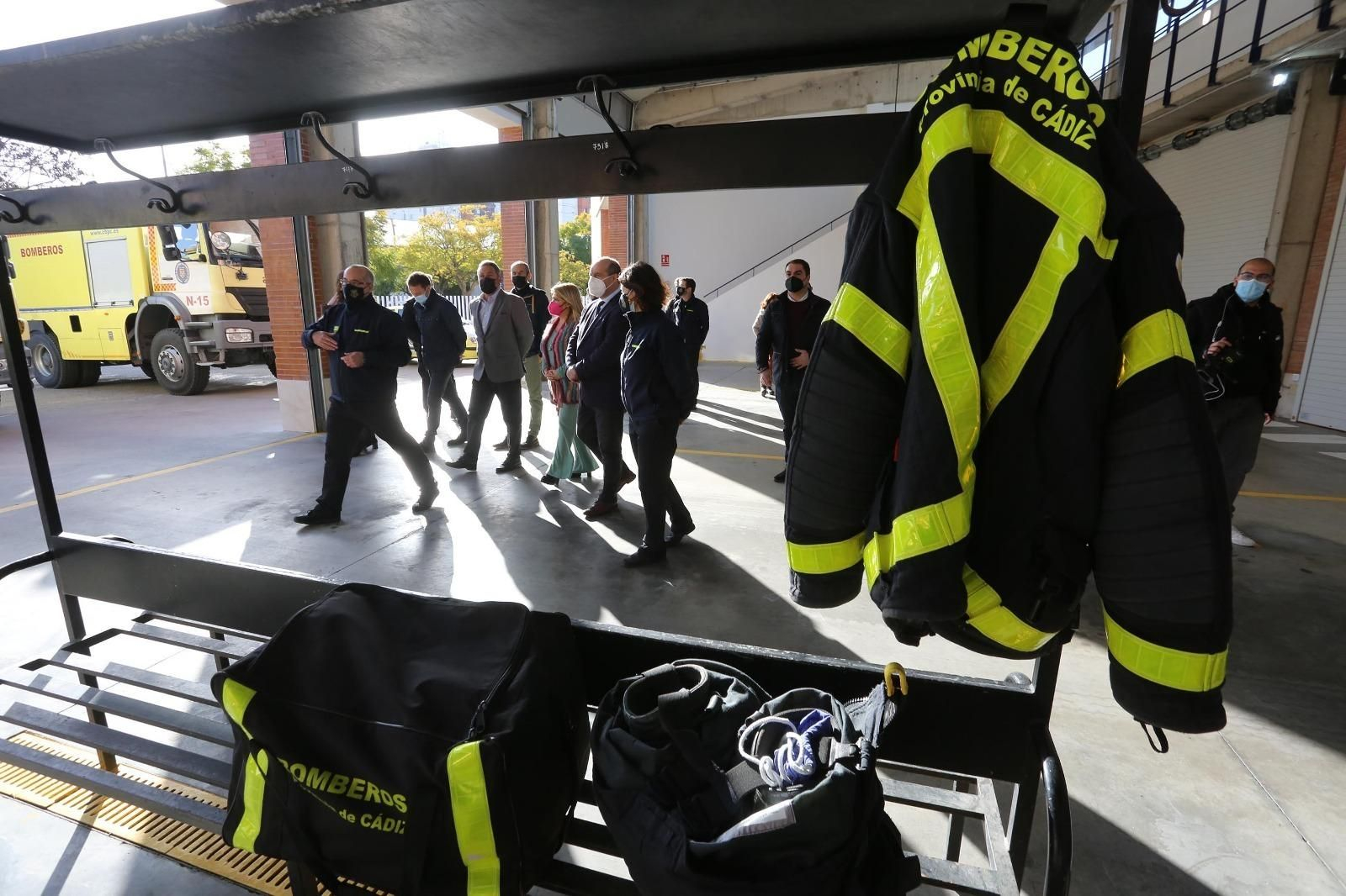 Francisco Vaca y Mamen Sánchez, junto con representantes del Parque de Bomberos de Jerez, este martes durante la visita a las instalaciones.