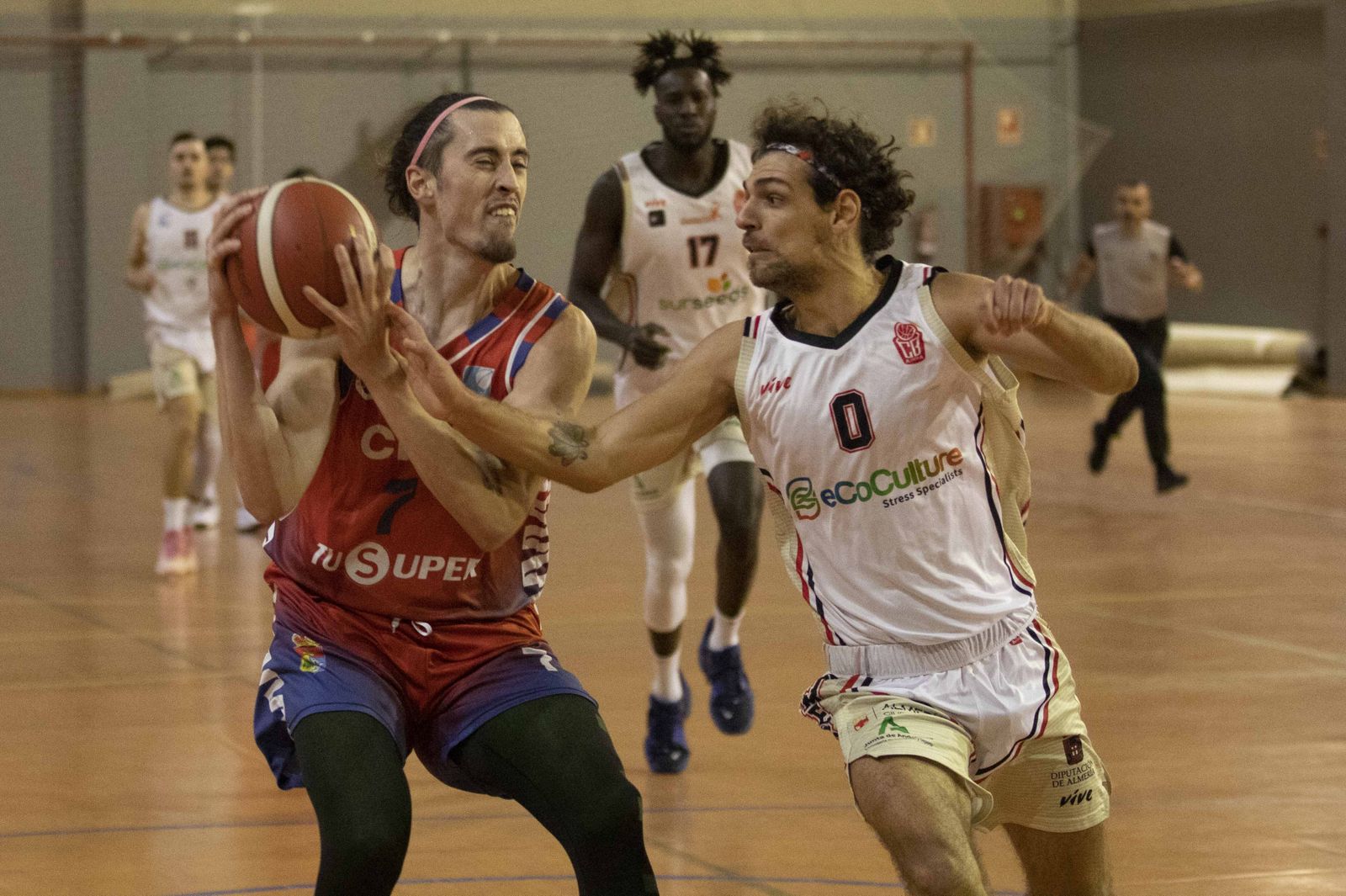 Javi Hernández es defendido por un jugador almeriense.