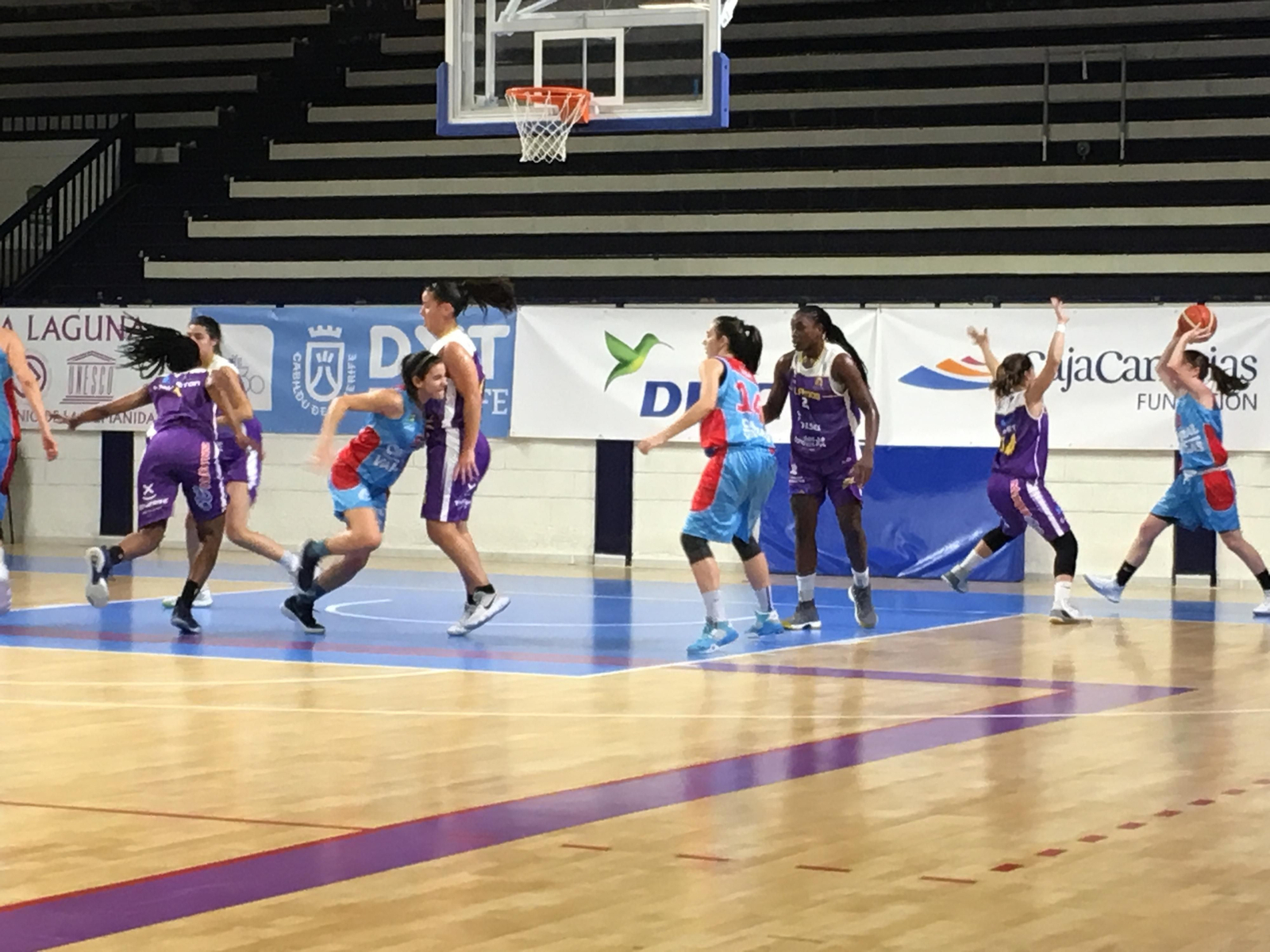 Una jugadora del Corral y Vargas trata de sacar de fondo durante el partido de anoche.