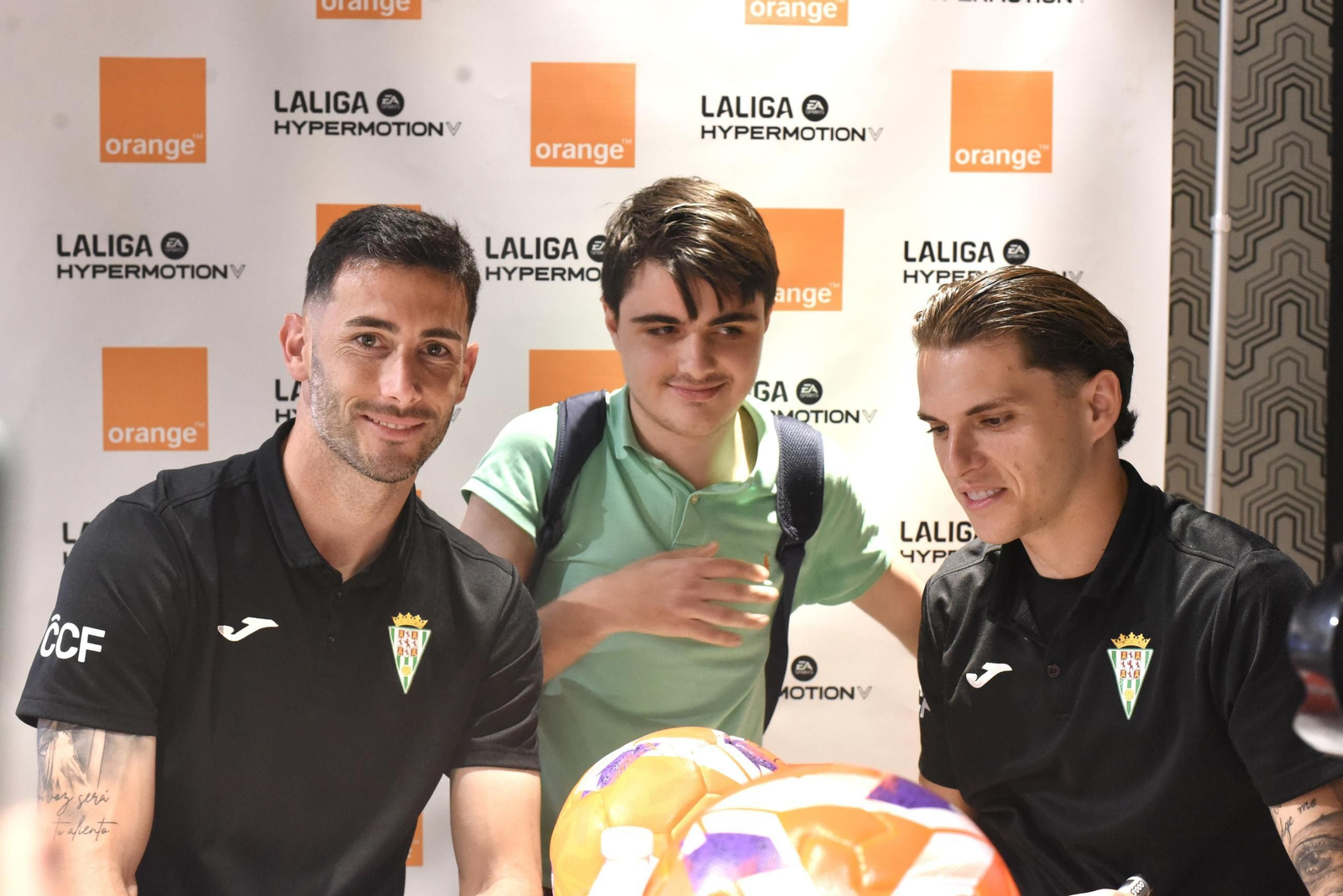 La afición del Córdoba CF enloquece con Álex Sala y Albarrán en el centro de la ciudad