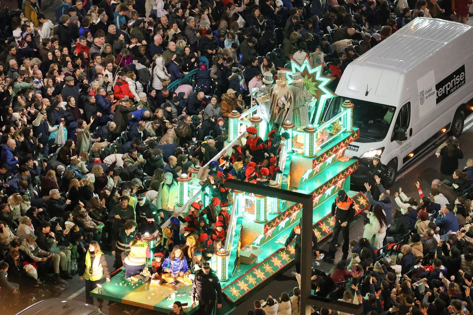 Calles repletas para disfrutar de los Reyes Magos.