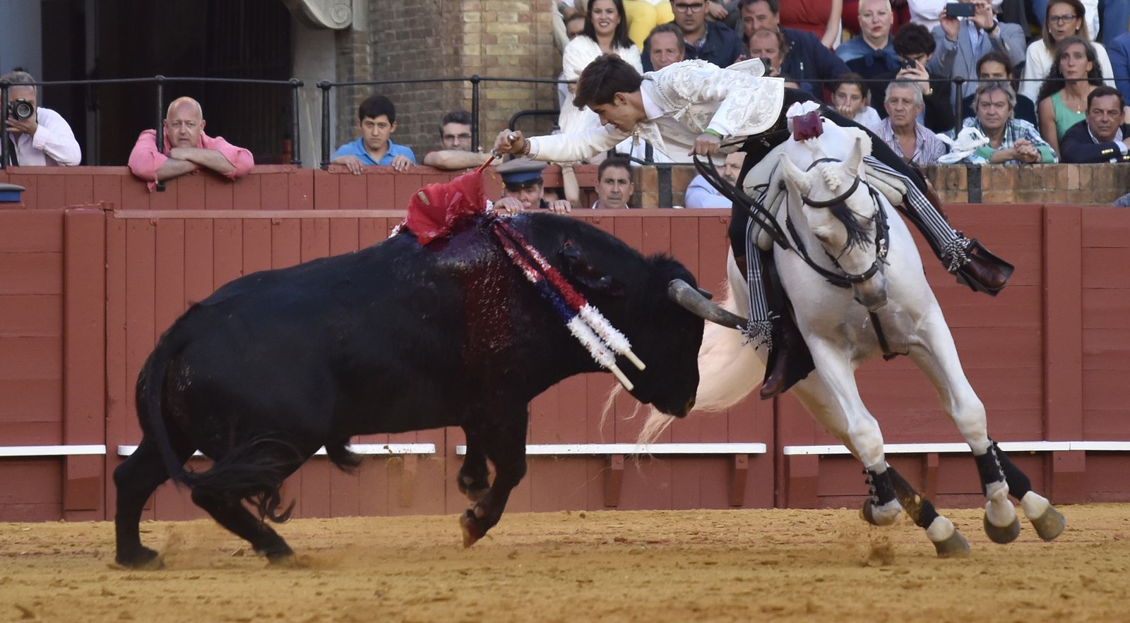 Las imágenes de la corrida de rejones de la Feria de Abril de Sevilla