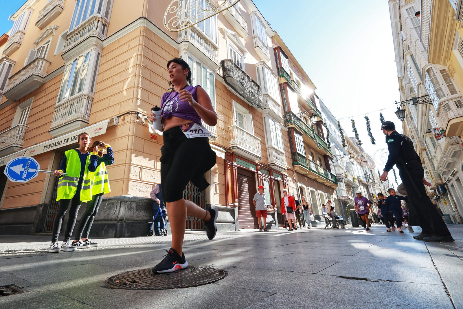 Todas las imágenes de la carrera contra la violencia de género en Cádiz