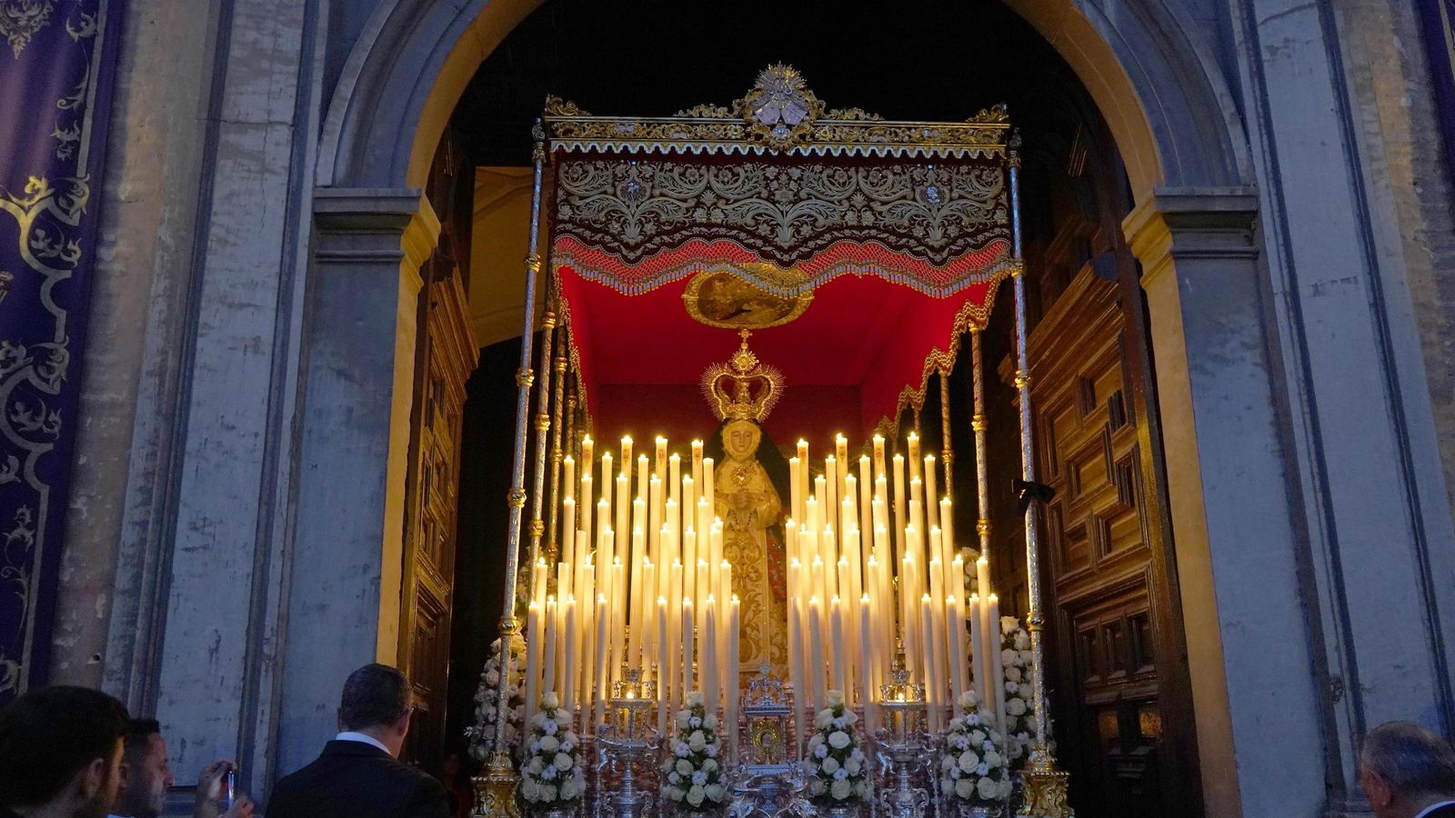 El palio de la Virgen de la Merced, en la salida