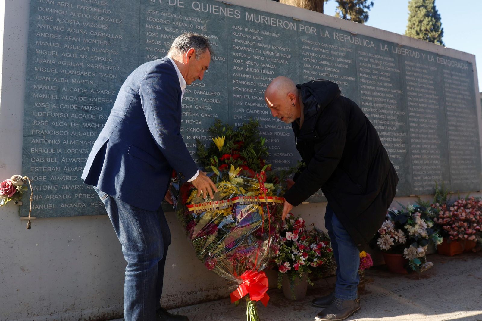 La ofrenda floral a las víctimas del franquismo con motivo del 50 aniversario del fin de la dictadura, en imágenes