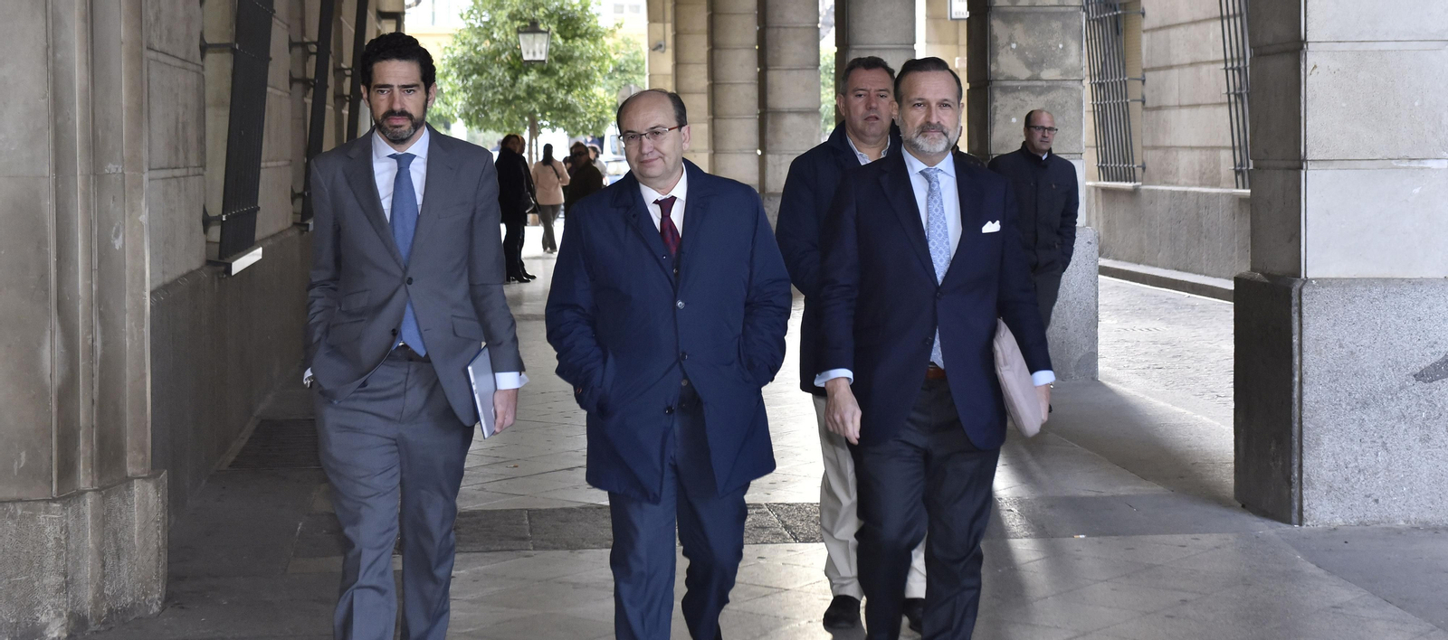 El presidente del Sevilla, José Castro, acompañado de sus abogados cuando declaró en los juzgados de Sevilla.
