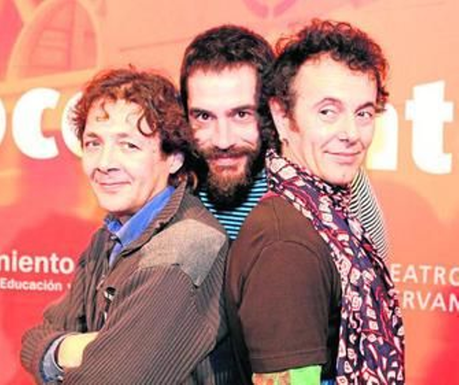 Tony Moreno, en el centro, entre los hermanos Ramírez.