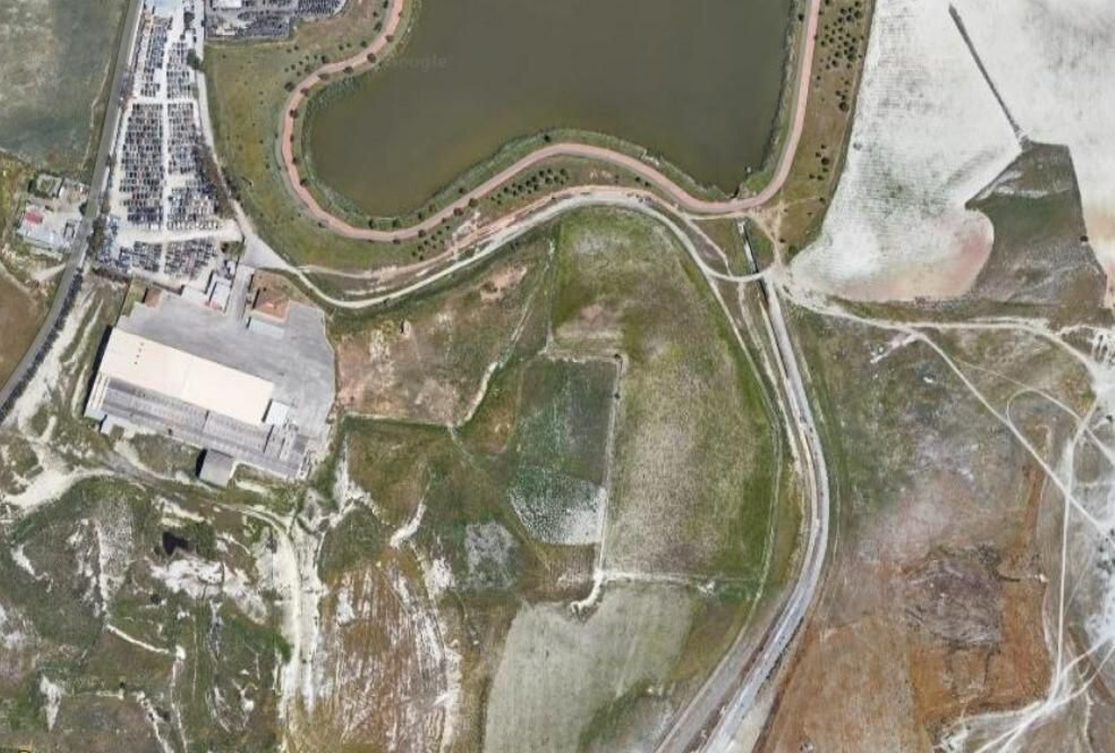 Imagen de los terrenos que se ofrecen mediante subasta junto a la Laguna de Torrox.