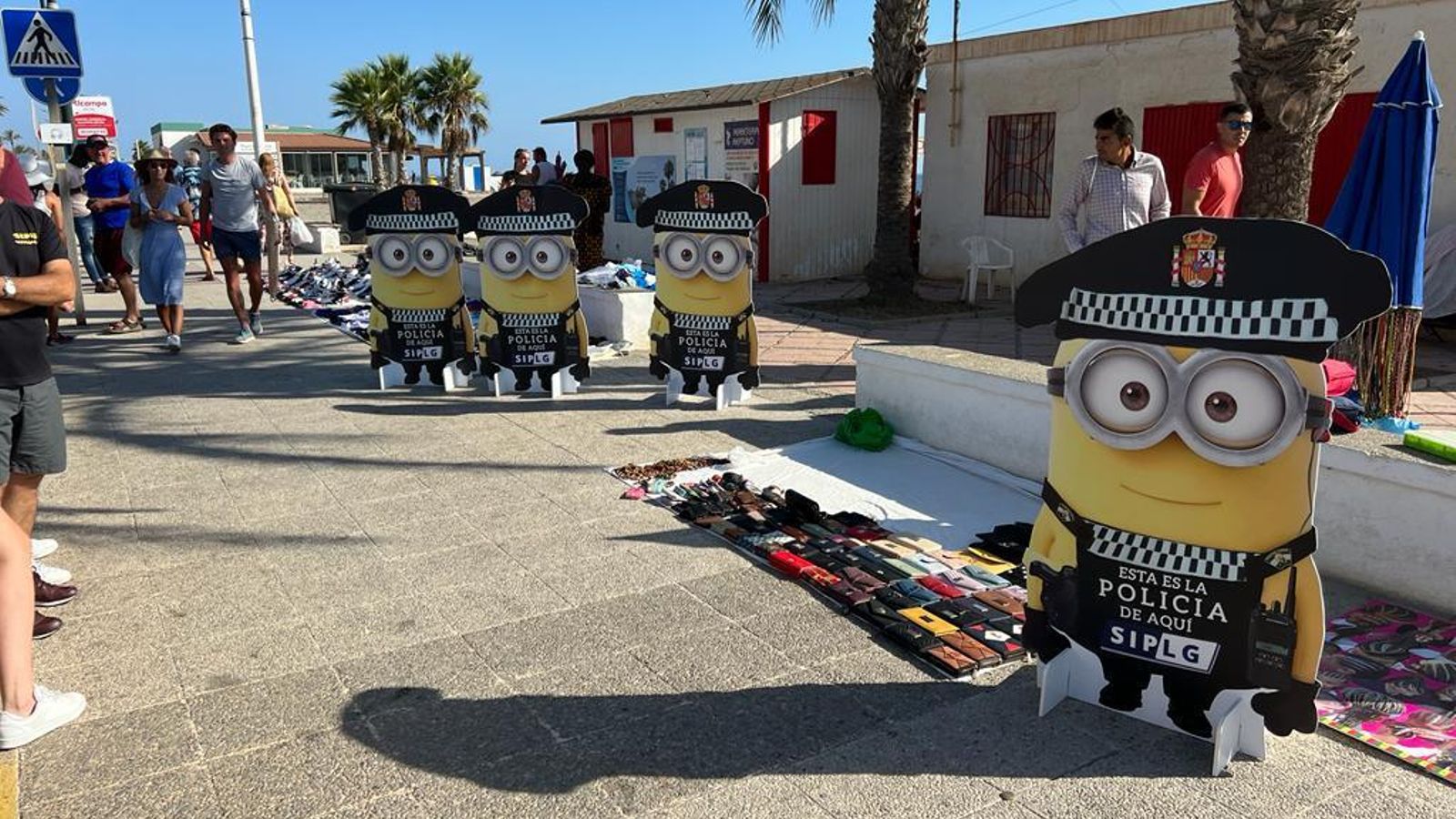 Los cuatro "agentes" patrullando por el paseo marítimo