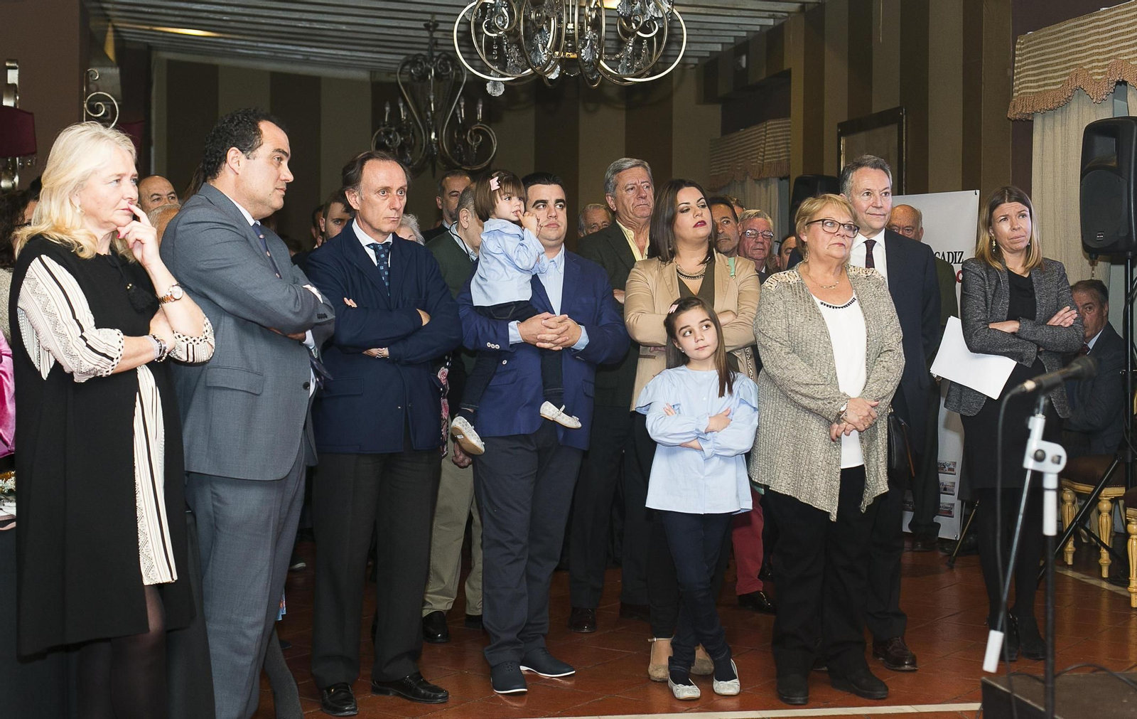 l La familia de Emilio López Mompell en un momento del acto entre el presidente del Grupo Joly, José Joly, y la delegada de la Fundación Cajasol en Cádiz, María del Mar Díez, (a la dcha.) y el gerente de Diario de Cádiz, Jaime Tovar (izquierda).