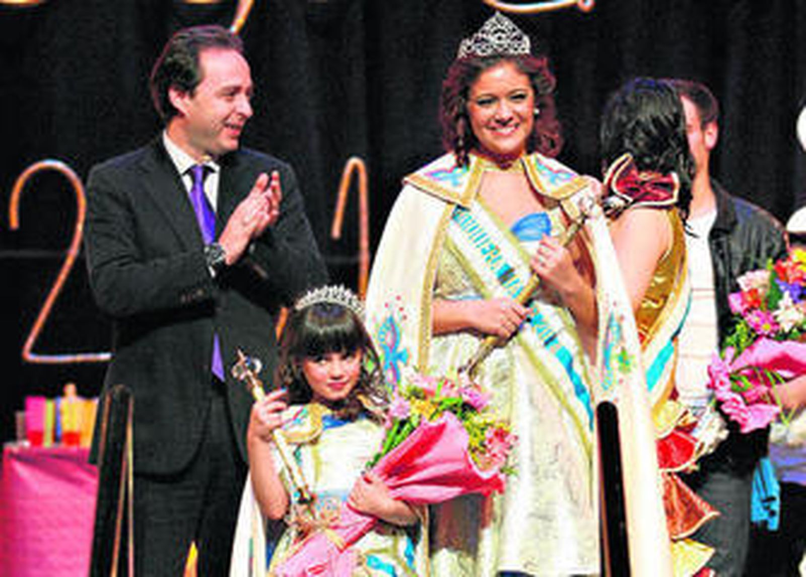 Las dos choqueras reciben los aplausos del concejal de Cultura y de todo el Gran Teatro tras su coronación.