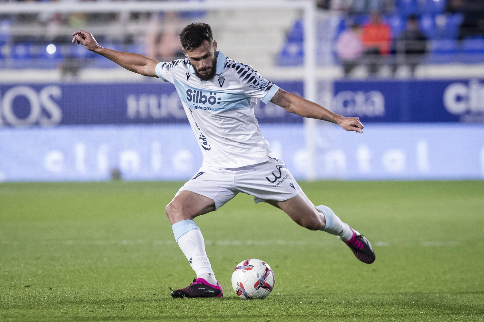 Las imágenes del partido entre el Huesca y el Cádiz C.F
