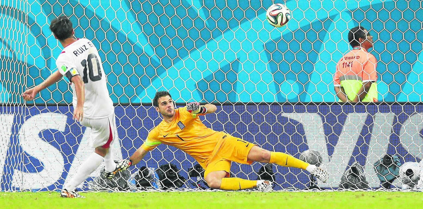 El costarricense Bryan Ruiz engaña por completo a Karnezis y marca en el duelo de octavos de final en Brasil 2014.