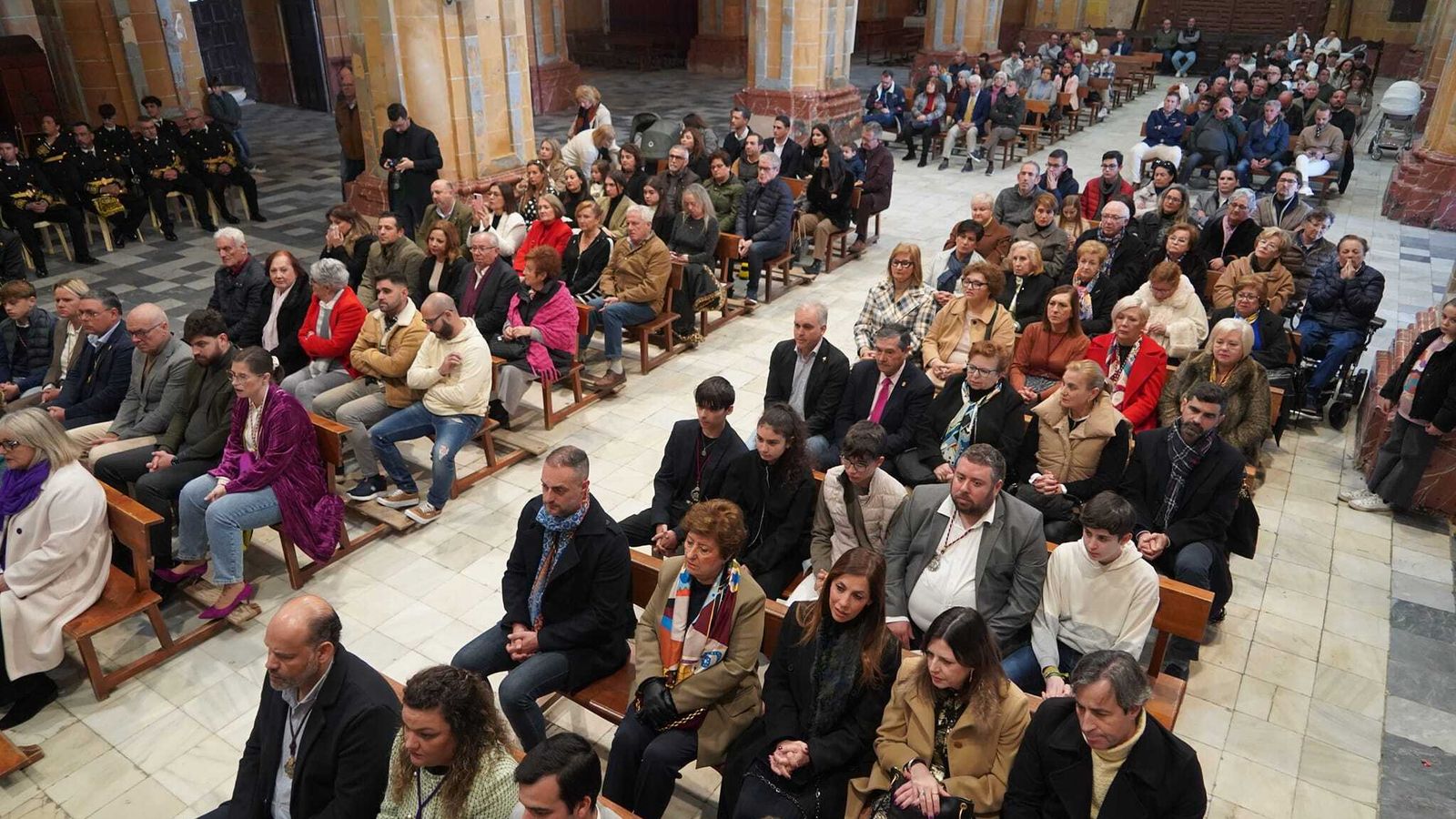 La iglesia llena de espectadores.