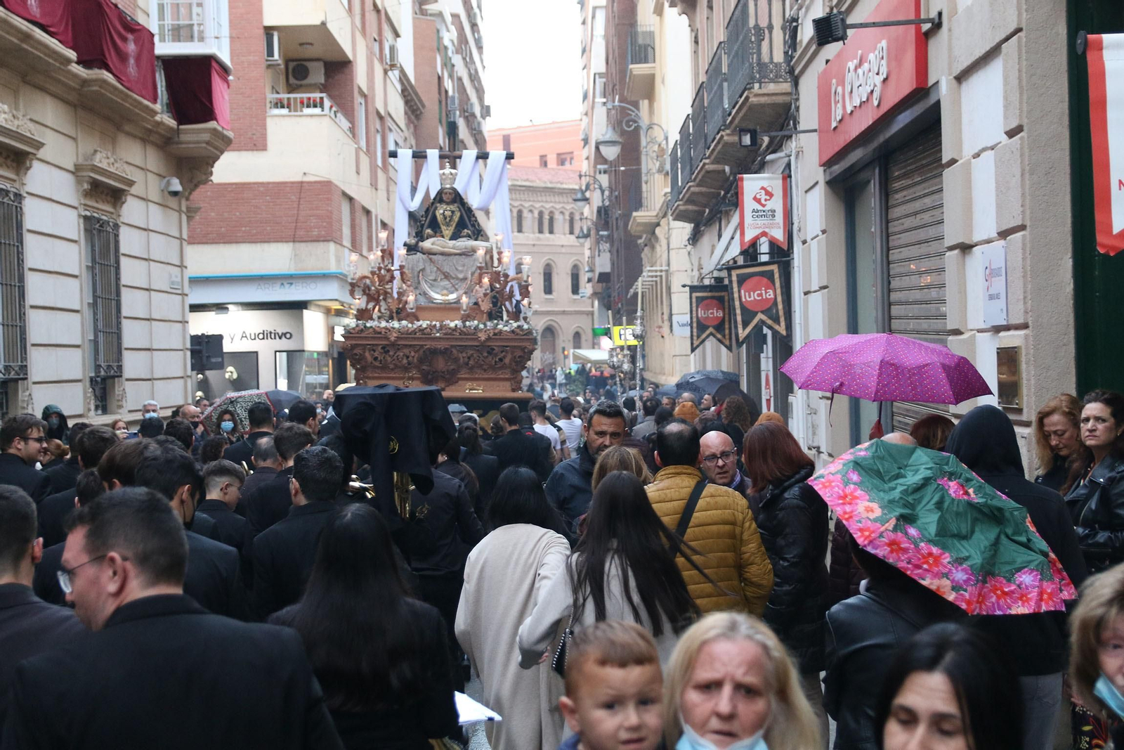La procesión de las Angustias de Almería, en imágenes