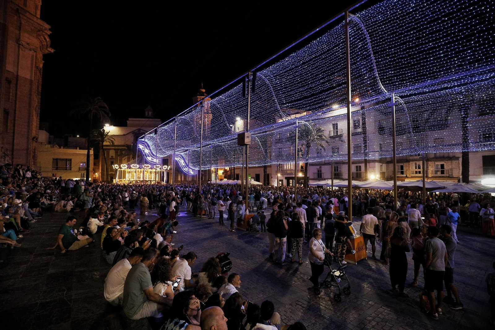 Imágenes de la inauguración del Canal de Cádiz Fenicia en la plaza de la Catedral