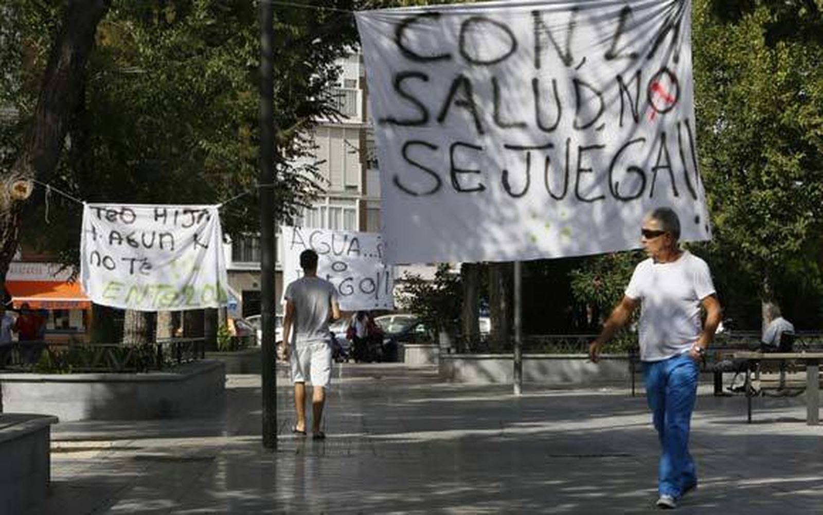 Una persona pasea por la plaza Virgen de Loreto./Fito Carreto
