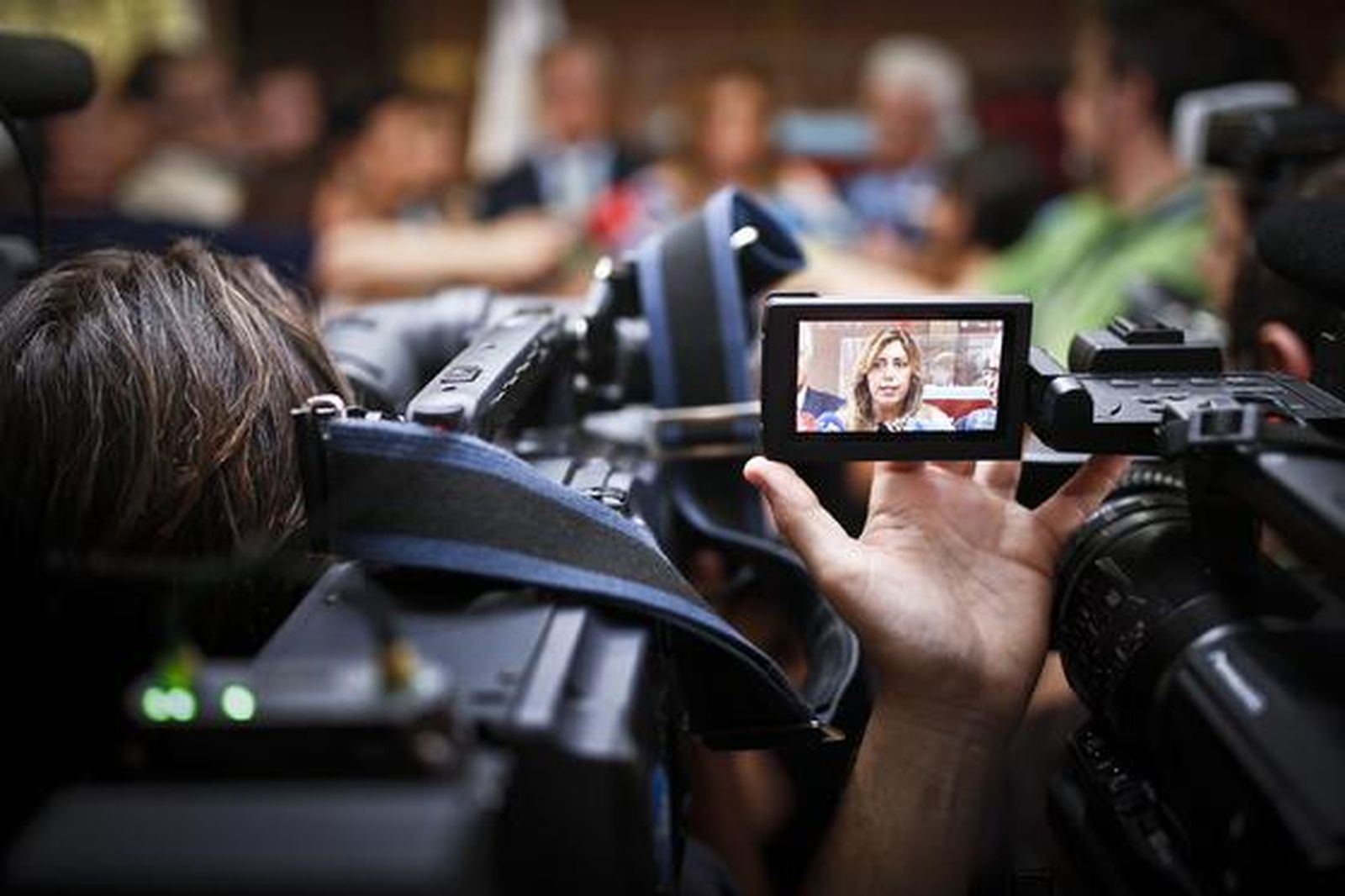 La presidenta de la Junta, en la factoría de Cádiz.

Foto: Julio González