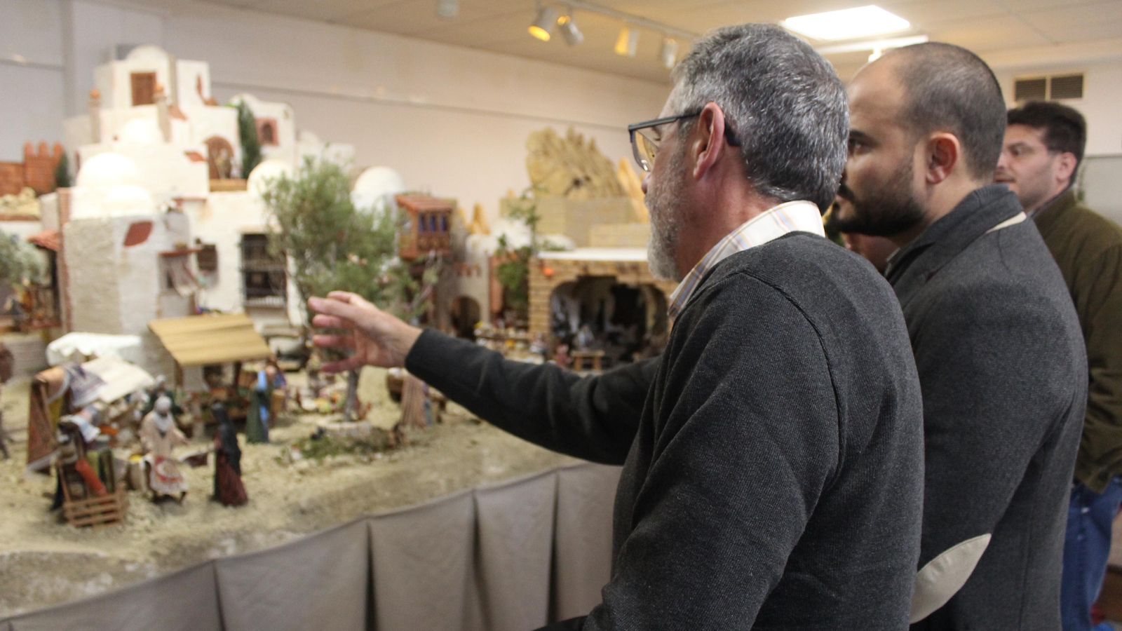 Antonio de Haro muestra el belén monumental de Vera.