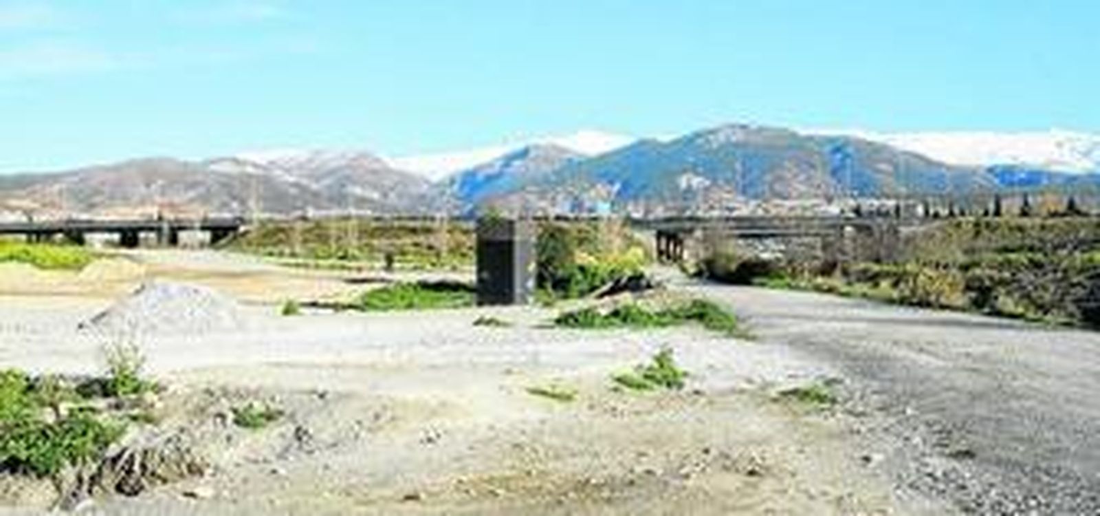Junto al parking de Los Cármenes hay varios solares desiertos.
