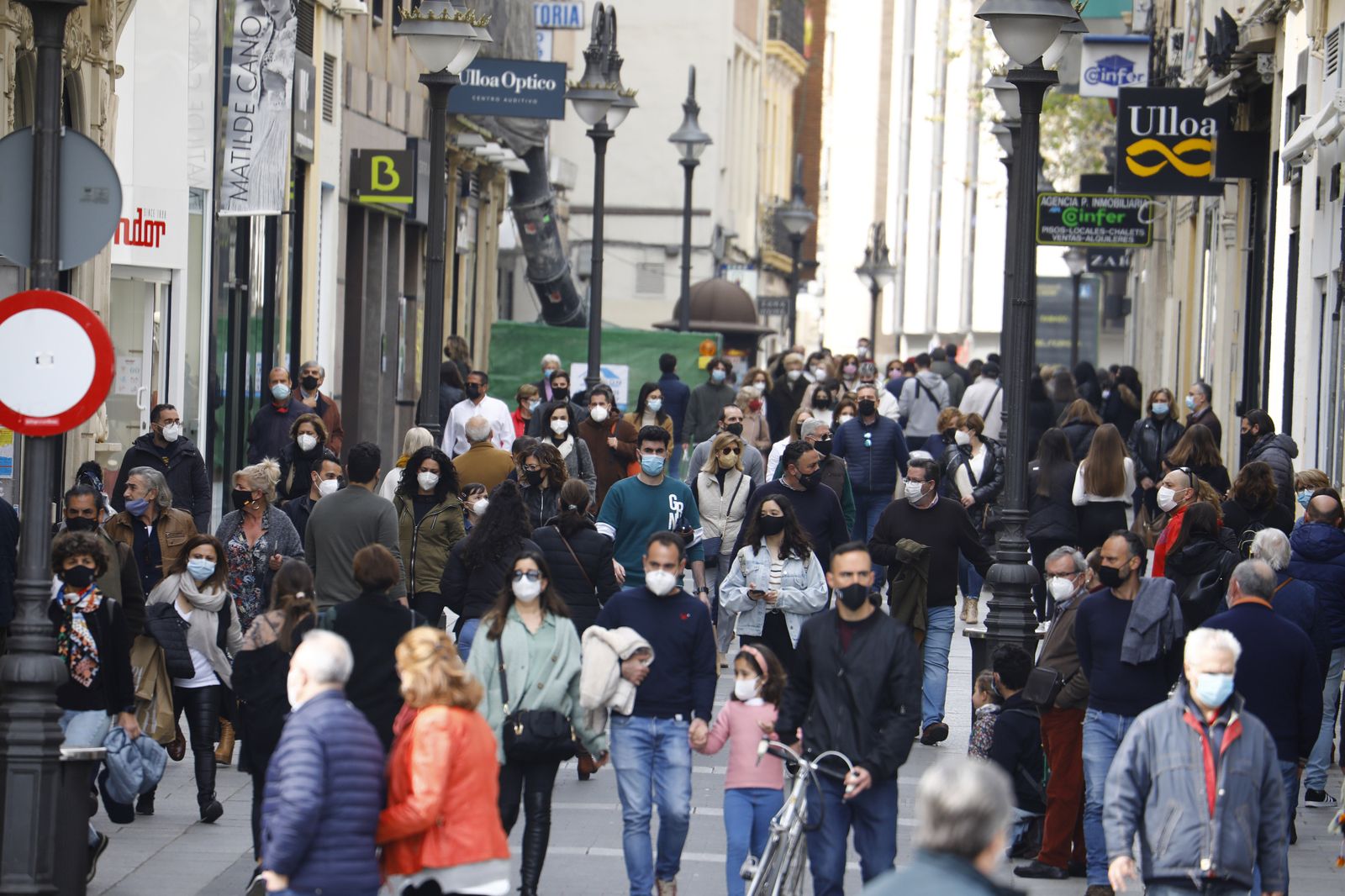 Multitud de personas pasean por el bulevar de Calle Concepción, en Córdoba.