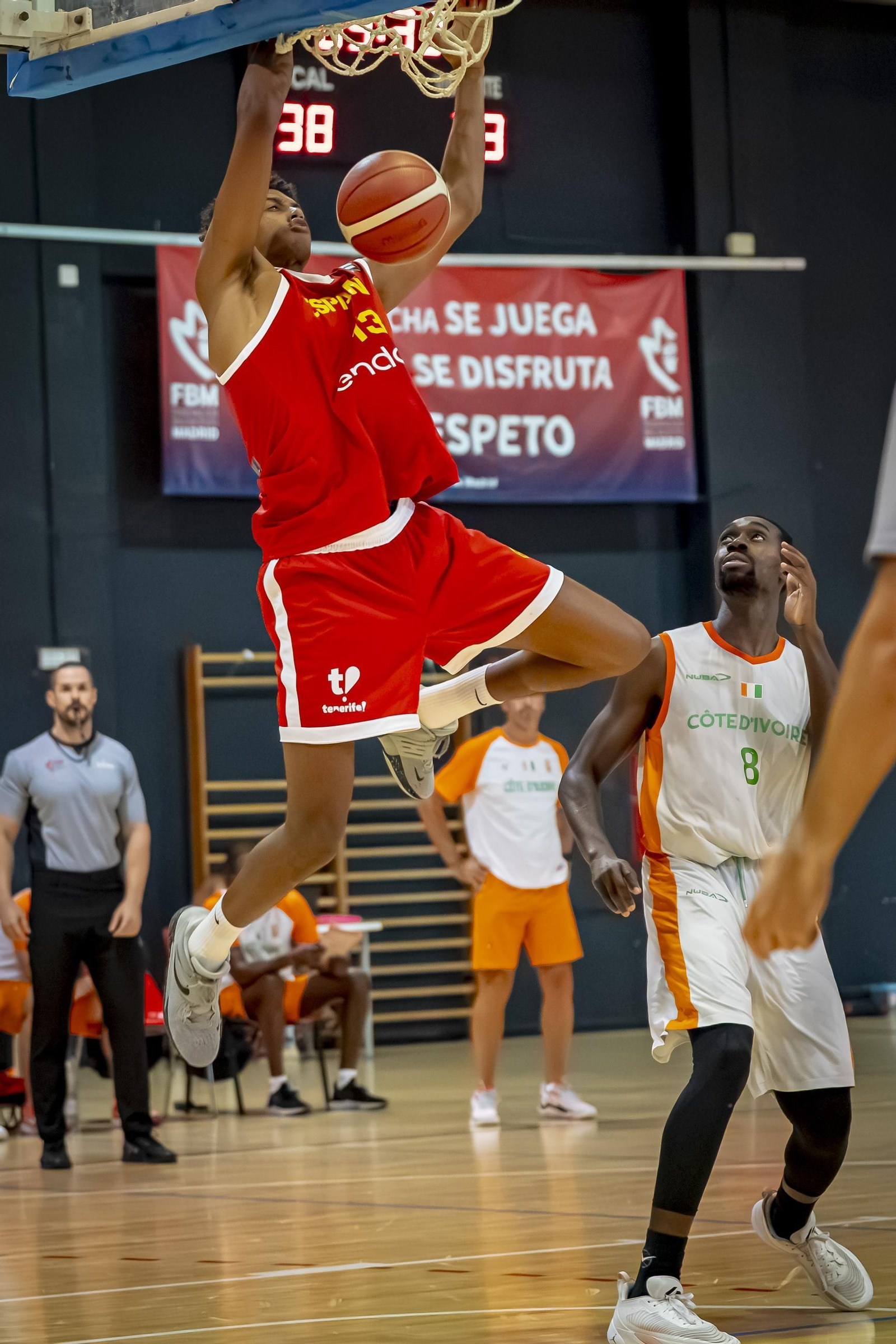 España B, con Álvaro Folgueiras, derrota a Costa de Marfil antes de venir a Málaga