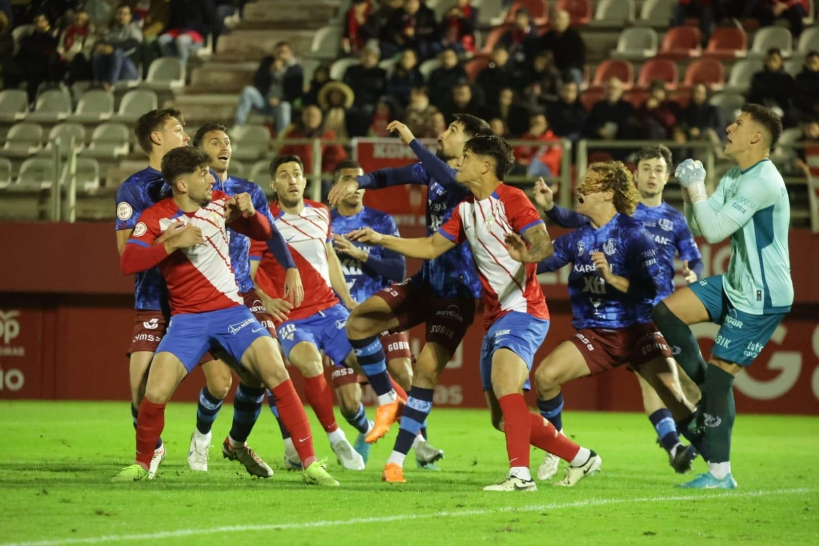 Una de las muchas pugnas de área del Algeciras - Yeclano. Una de las muchas pugnas de área del Algeciras - Yeclano.
