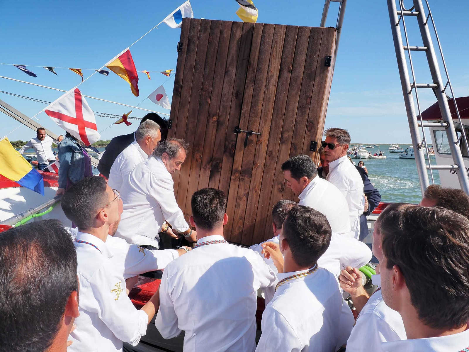 Los costaleros de la Bella en el momento del desembarque en el Puerto de El Terrón