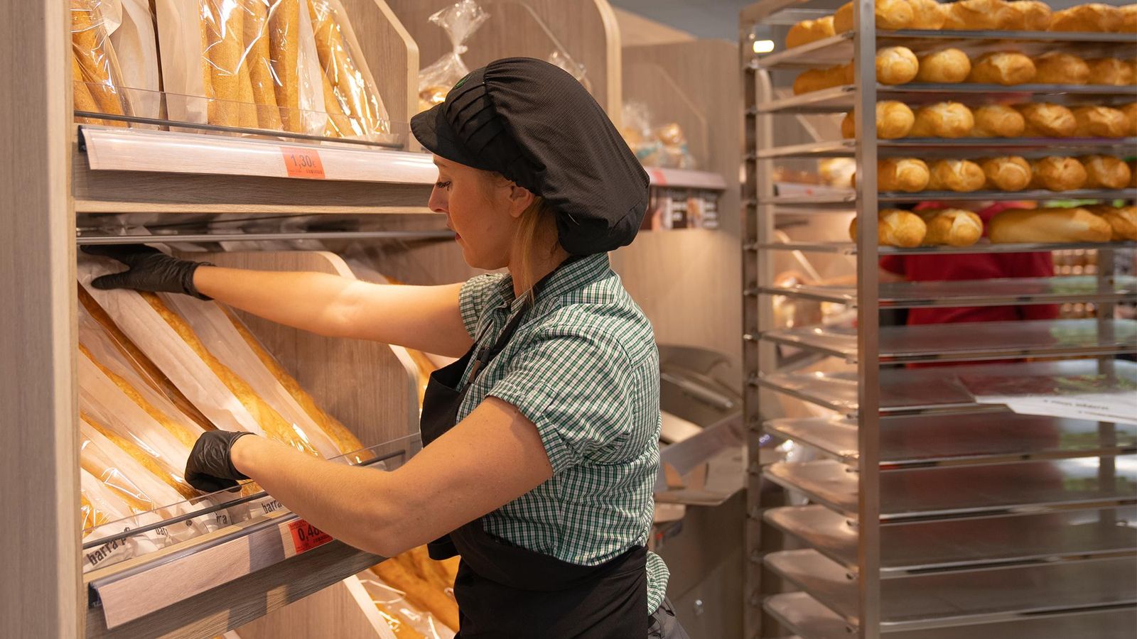 Una trabajadora de Mercadona en la zona de panadería.