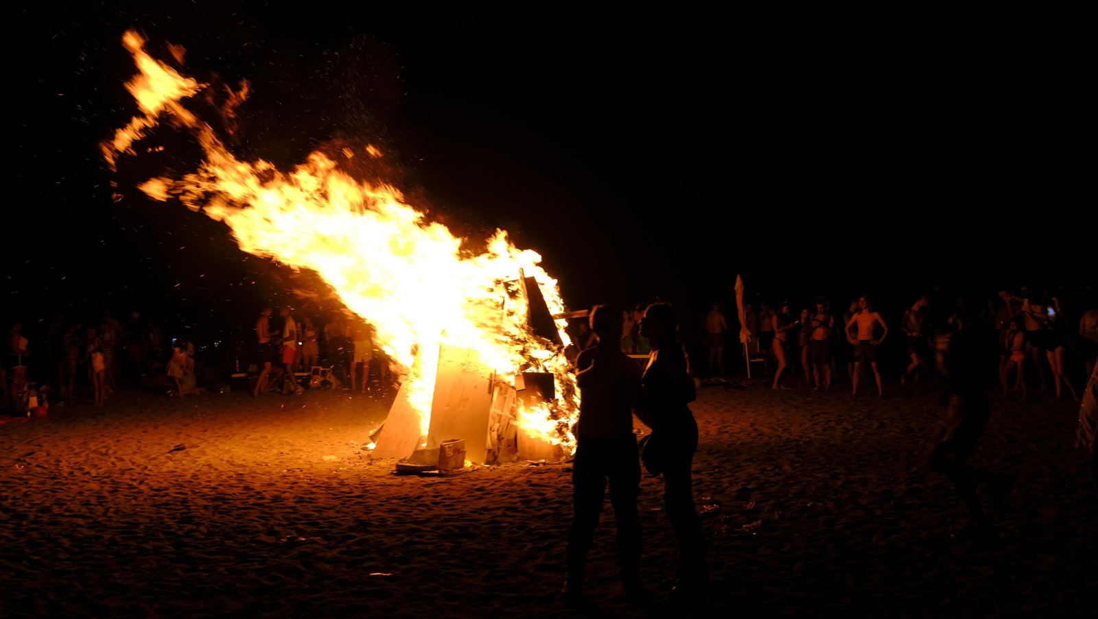 Imágenes de las hogueras de la Noche de San Juan en Almería capital