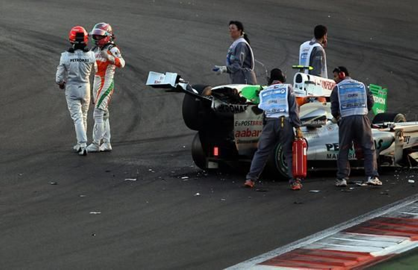 El Force India de Liuzzi impacta contra el Mercedes de Schumacher en Abu Dhabi.

Foto: AFP Photo