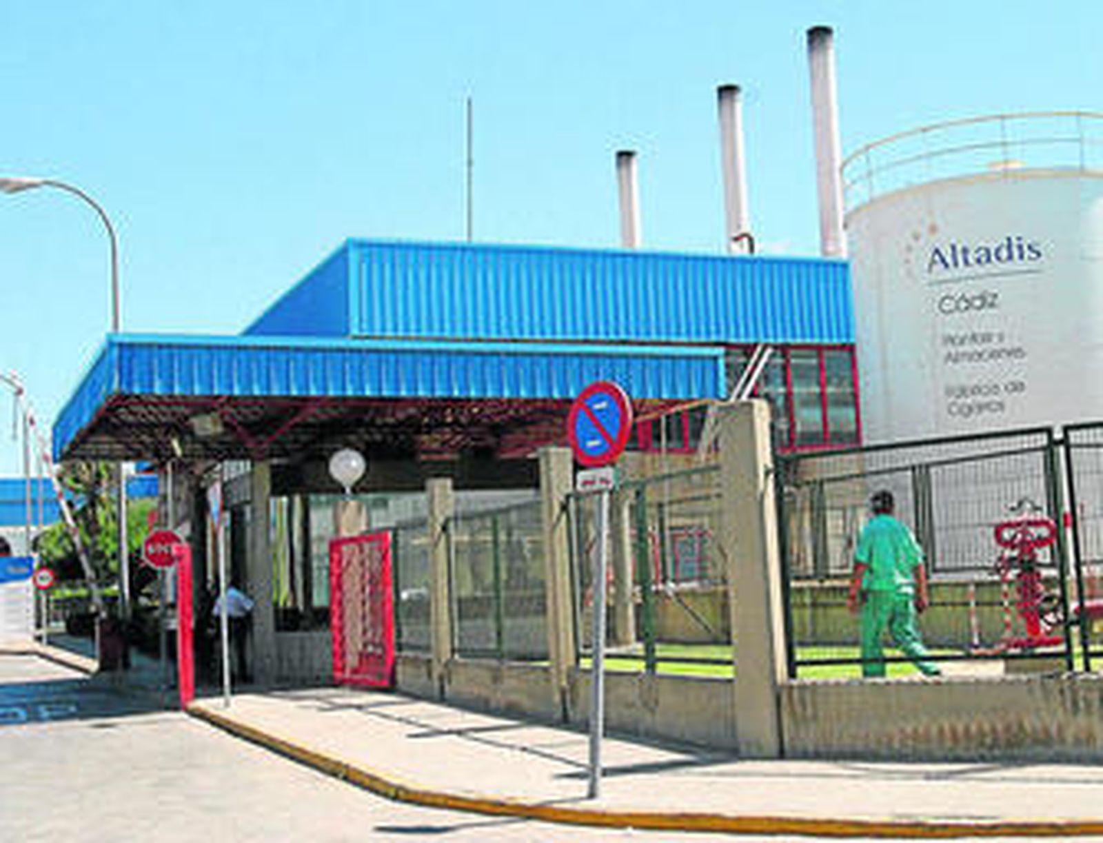 El acceso a la planta tabaquera ubicada junto a la Zona Franca de Cádiz.