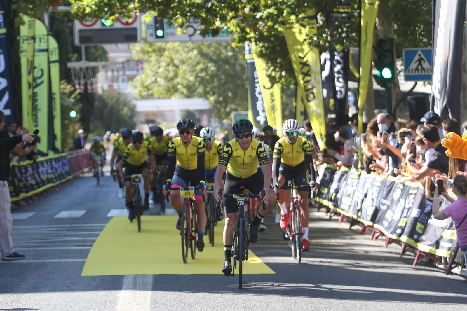 Los ciclistas en la meta del Paseo del Violón.