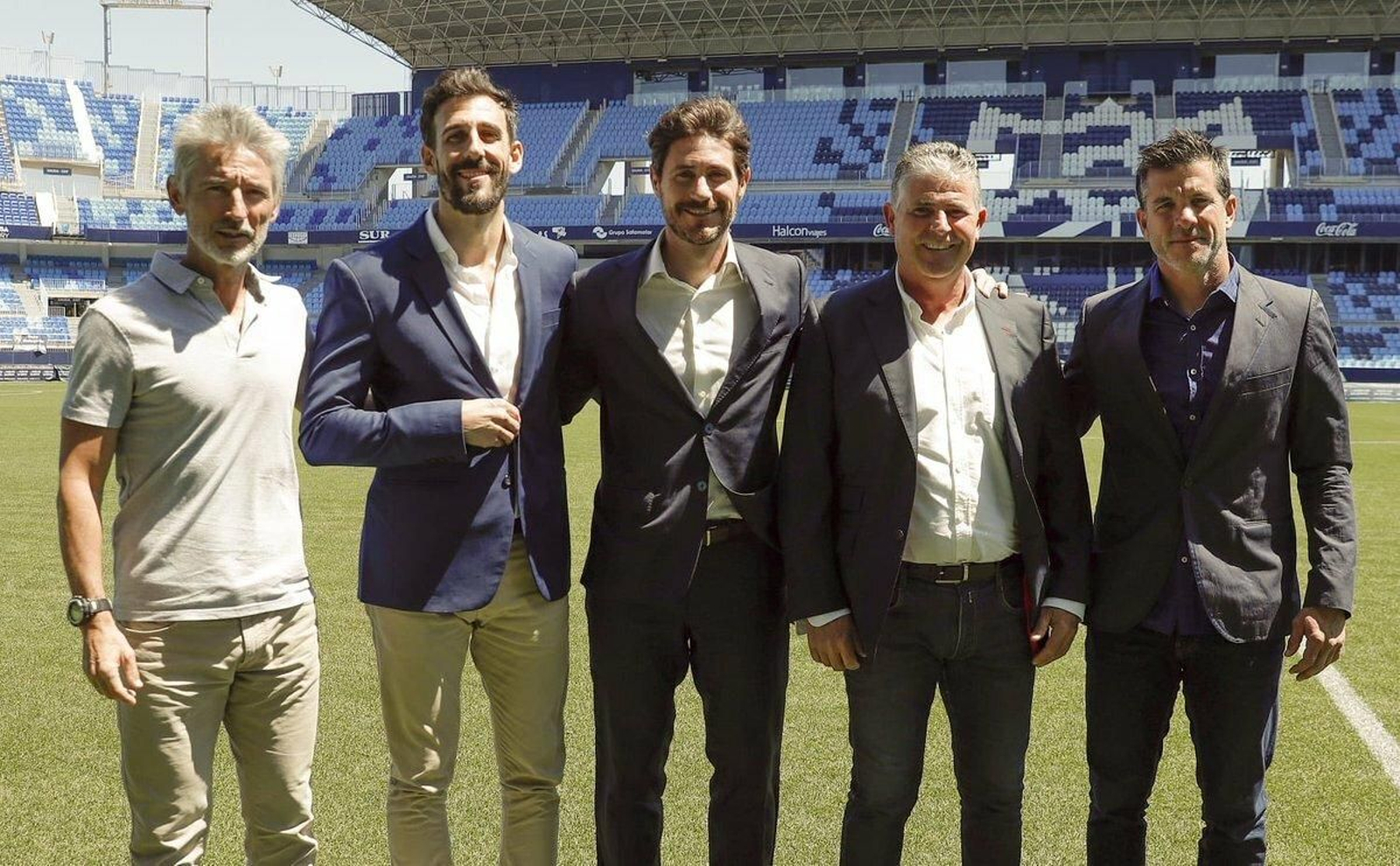 Víctor posa con sus ayudantes.