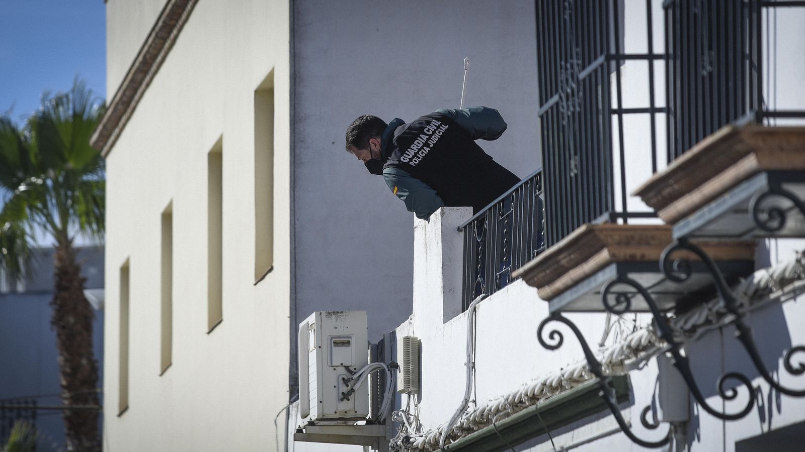 Un guardia civil, en la casa del agresor.