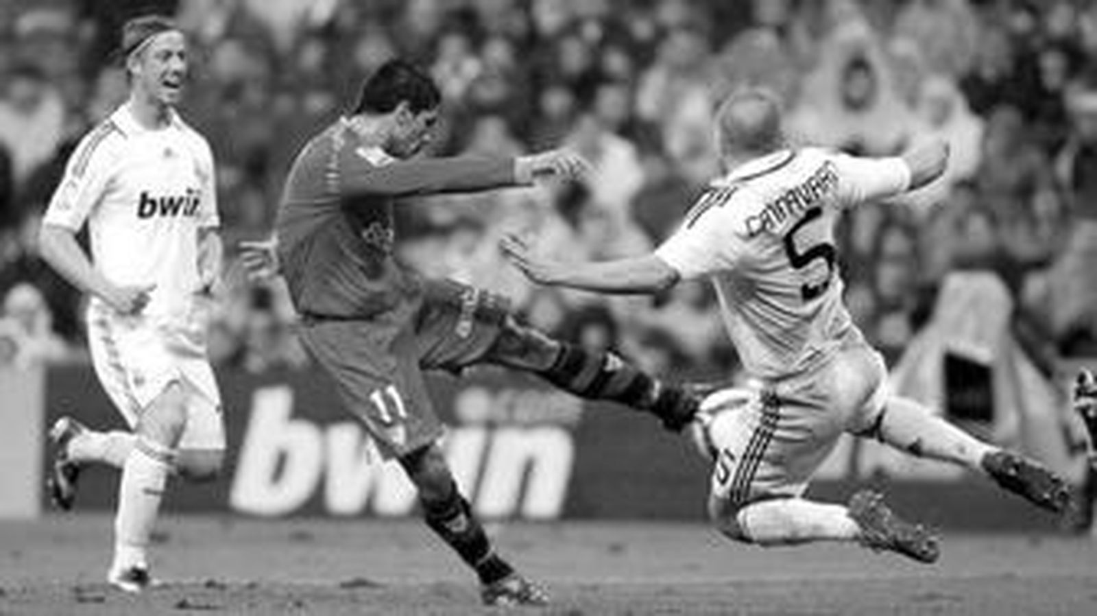 Renato, que inauguró el marcador, dispara a puerta ante la oposición de Cannavaro en la jugada que precedió al tercer tanto, obra de Kanouté.