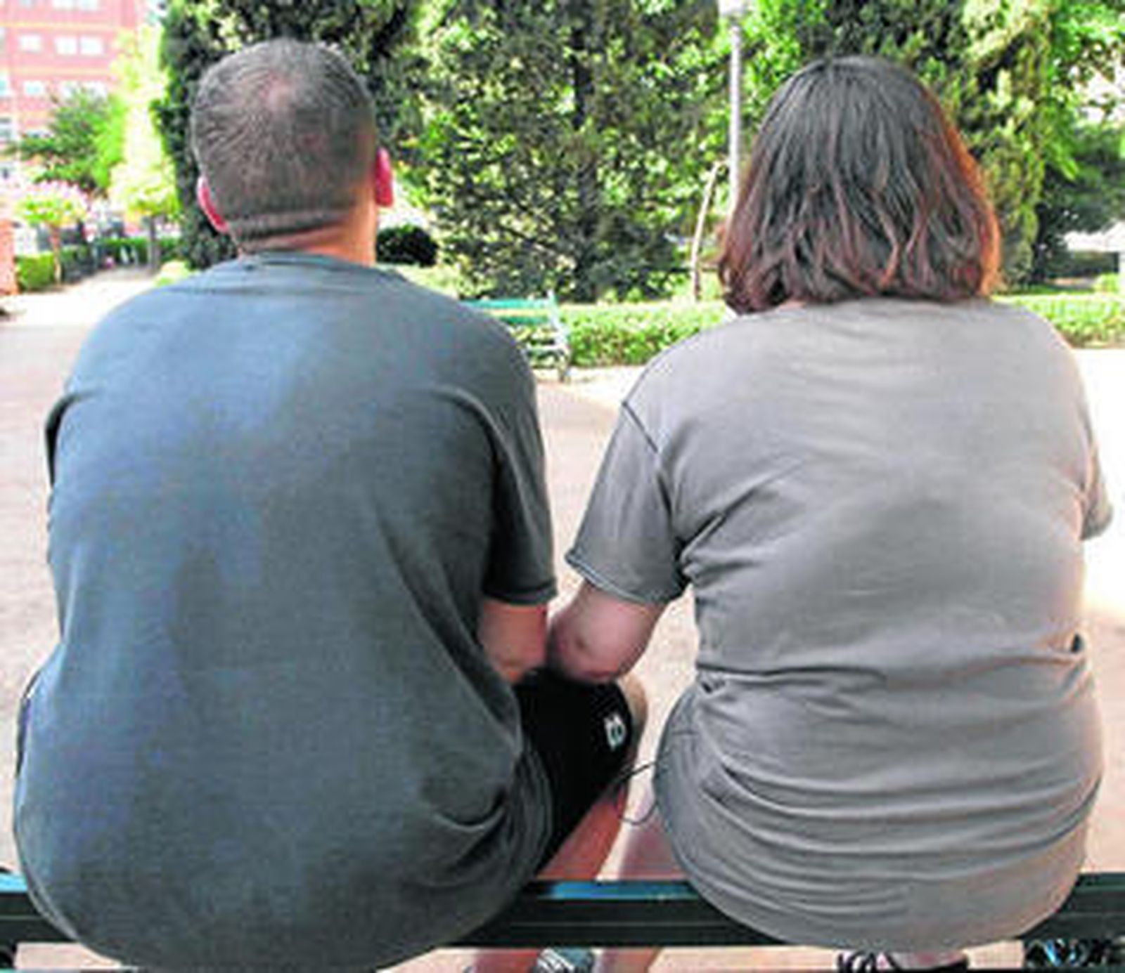 Una pareja con ciertos problemas de sobrepeso