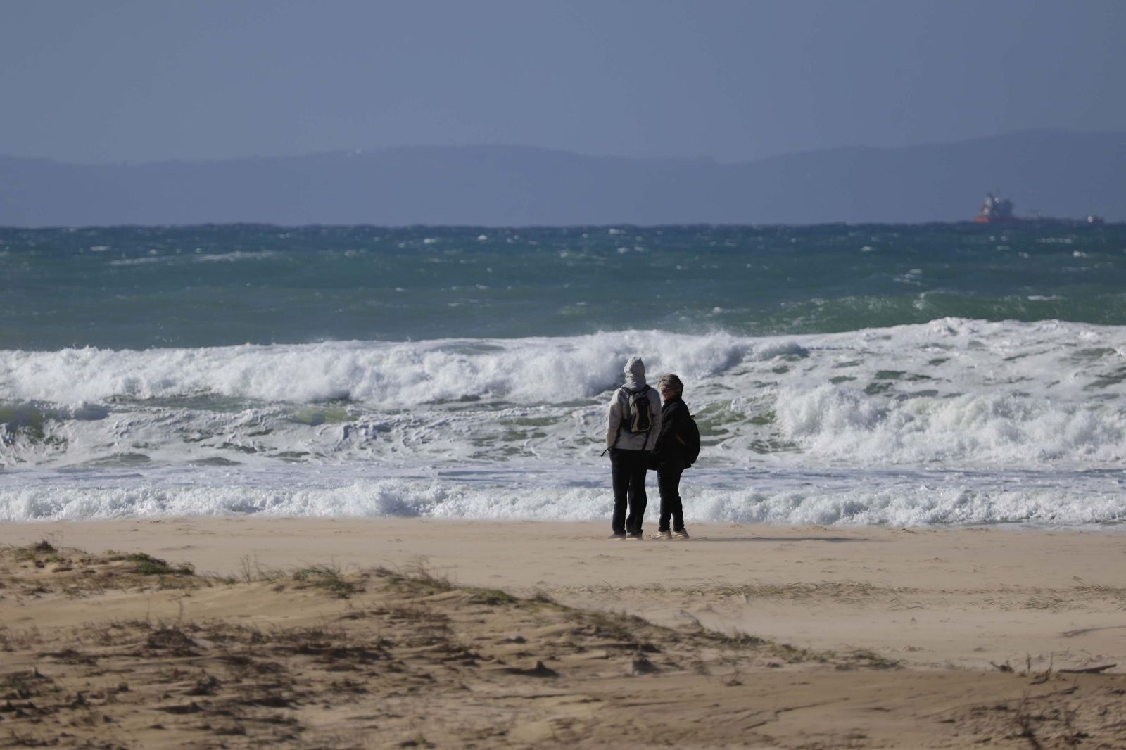 Las fotografías del paseo marítimo de Los Lances tras la borrasca Oriana