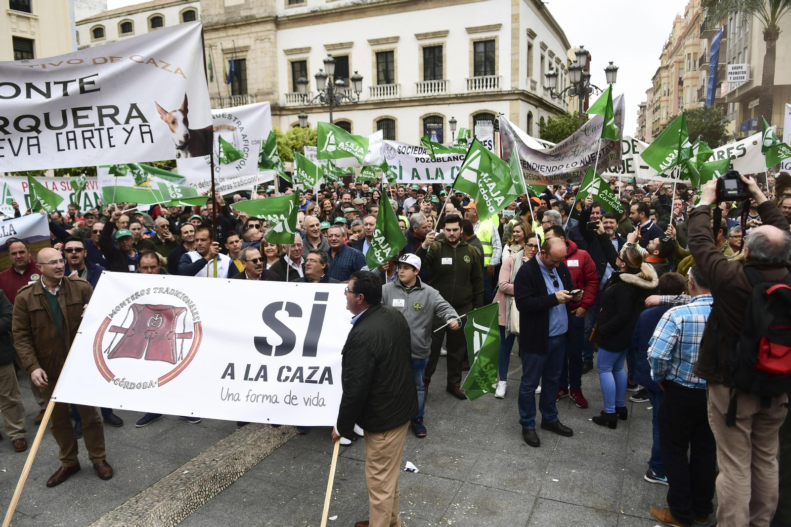 Asistentes a la concentración, celebrada en la plaza de las Tendillas de la capital cordobesa.