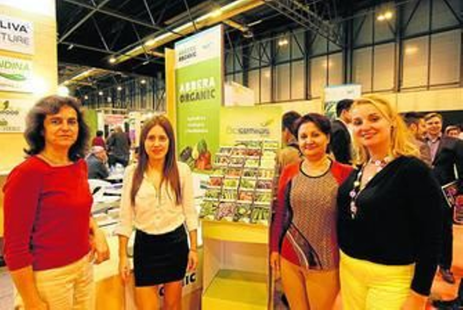 Responsables de Bio Semillas en su expositor del pabellón 10.