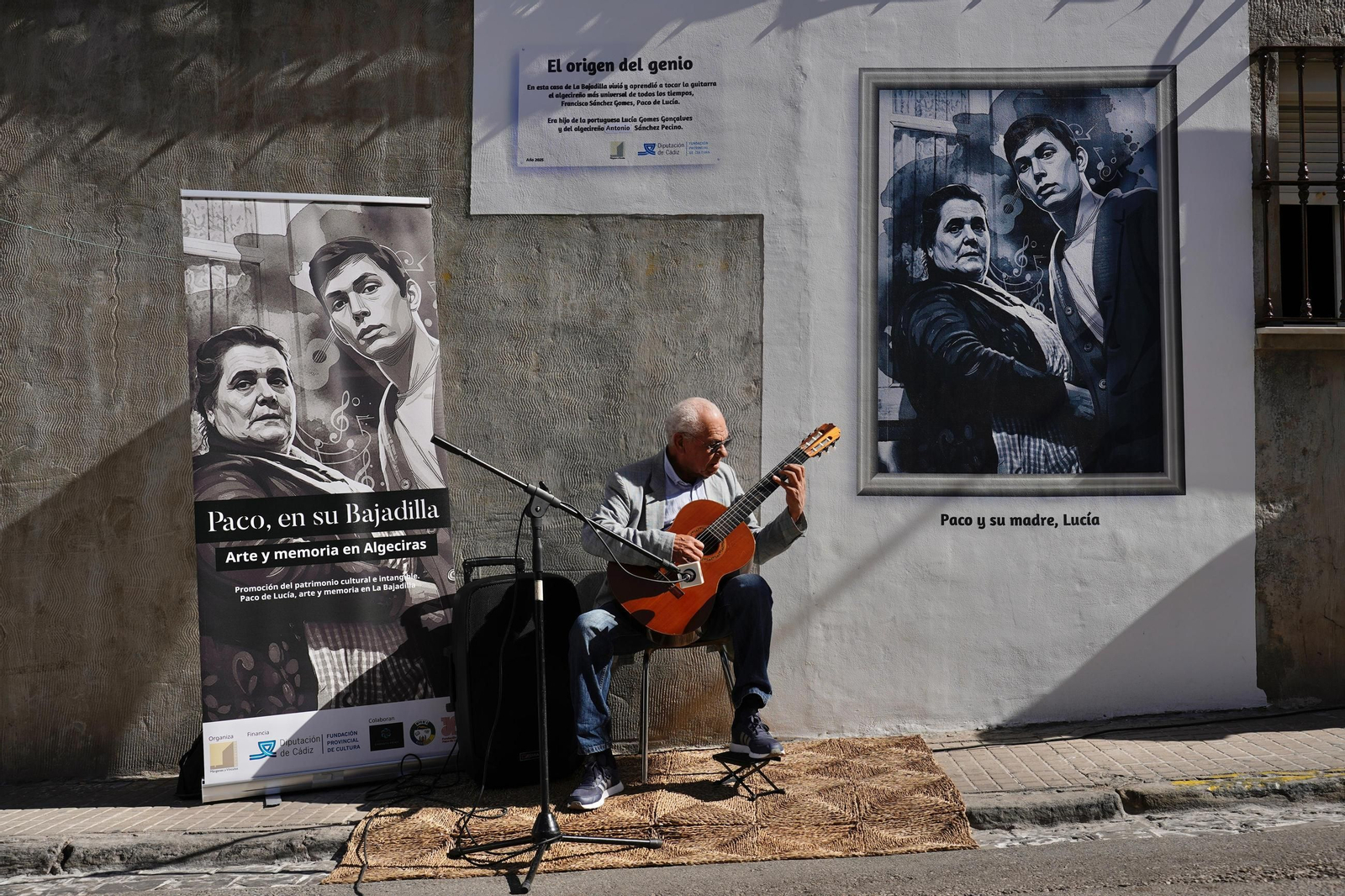 El guitarrista Efraín Silva, en la inaguración del mural.