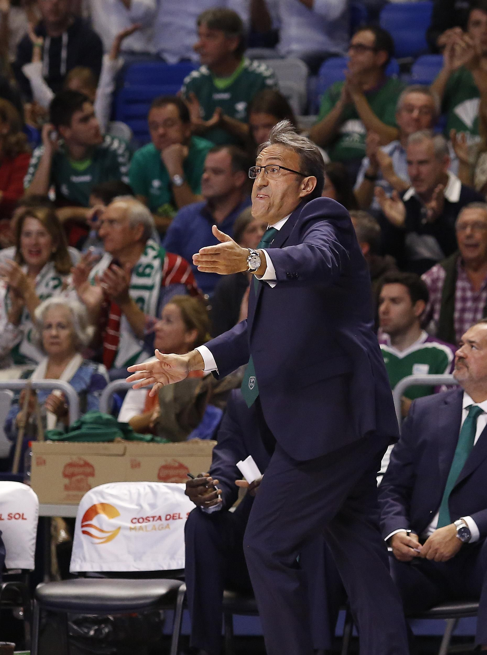 Luis Casimiro silba durante el Unicaja-Breogán. Luis Casimiro silba durante el Unicaja-Breogán.