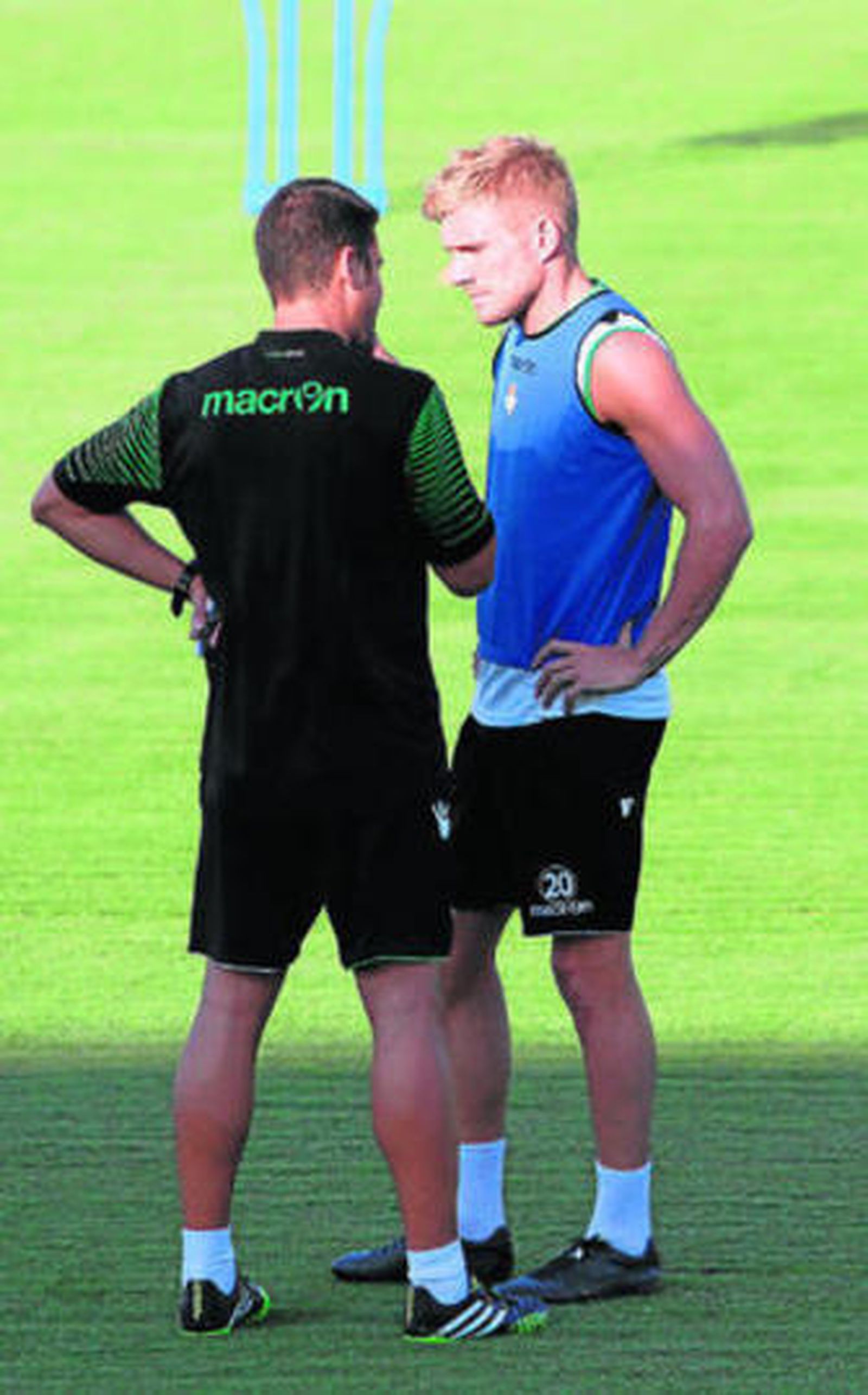 Julio Velázquez dialoga con Perquis en el entrenamiento.