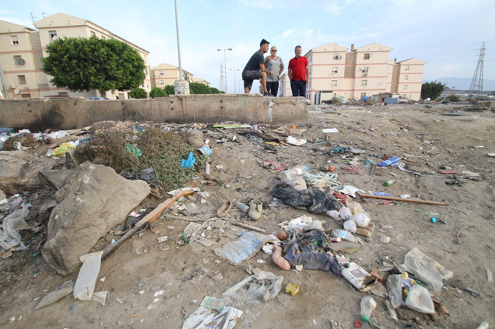 Las imágenes de la basura producida por el mercadillo de El Puche