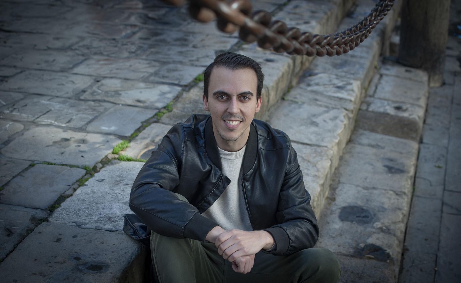 El arquitecto Pedro Mena, en las gradas de la Catedral de Sevilla