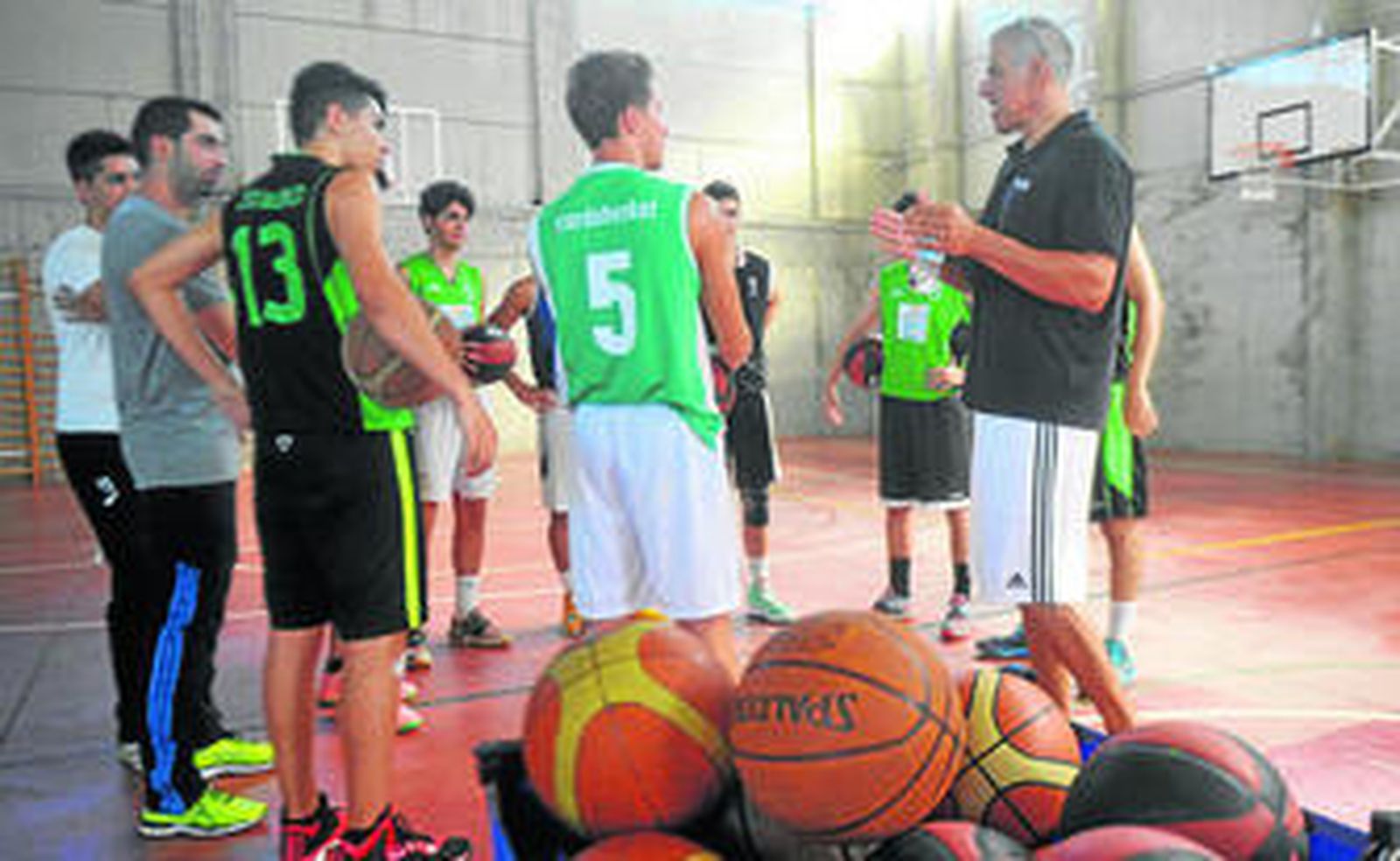 Joe Arlauckas da instrucciones a los júniors del Cordobasket durante el clínic en el Colegio Almedina.