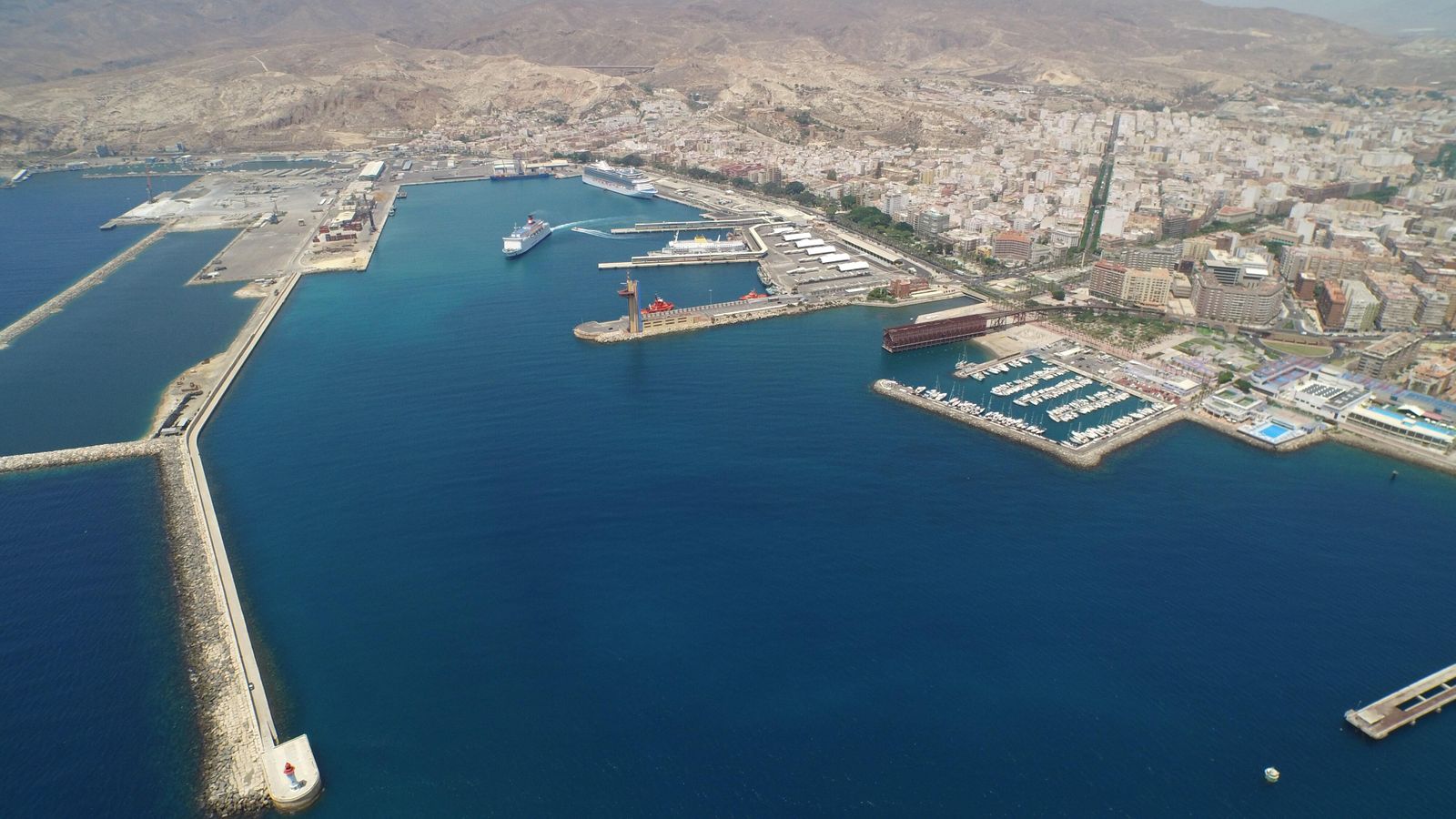 Un policía portuario rescata del agua a una niña que se precipitó de un ferri en el Puerto de Almería